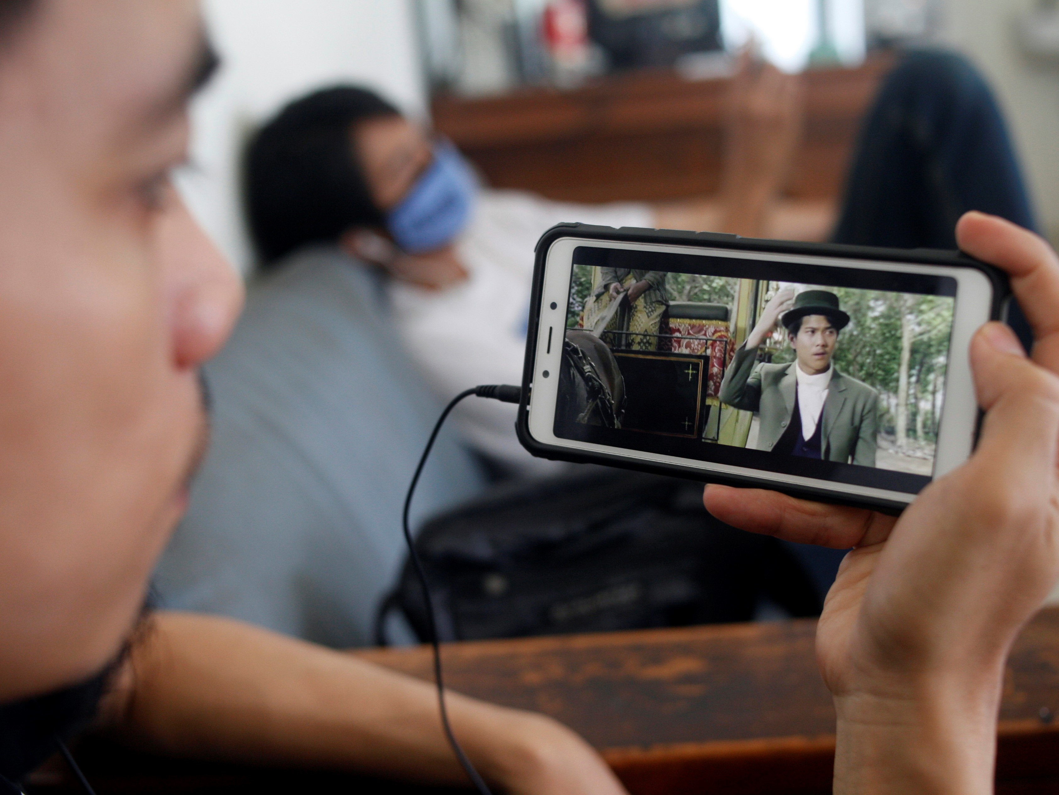 Warga menonton film di Goplay.