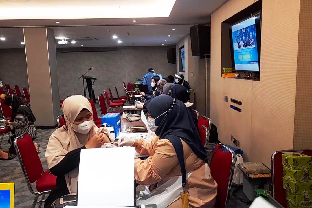 Vaksinasi Covid-19 bagi anggota Laskar Merah Putih di All Nite and Day Hotel, Minggu (5/9/2021).