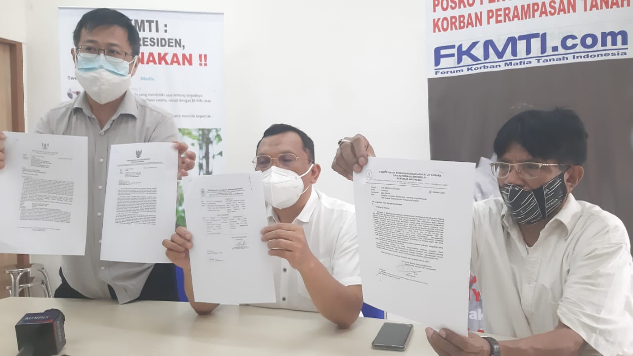 Ketua FKMTI, SK Budiarjo (tengah), bersama koban perampasan mafia tanah.
