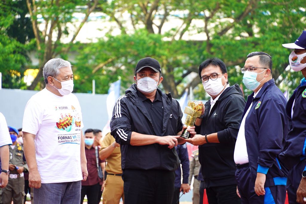 Gubernur Sumsel Herman Deru (dua kiri) saat launching Fornas 2022 di Stadion Bumi Sriwijaya Palembang.