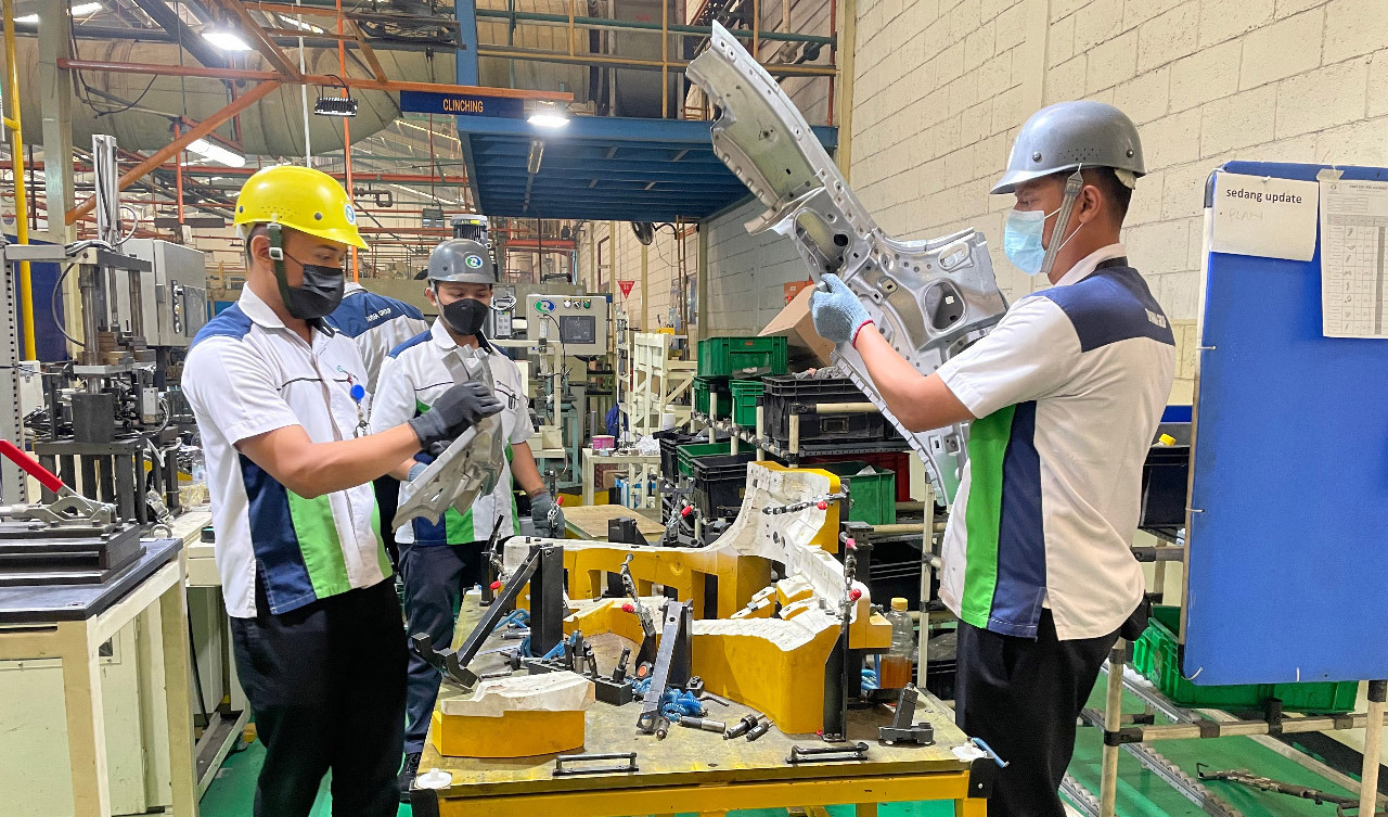  Pekerja beraktivitas di pabrik produksi suku cadang mobil Dharma Group di Cikarang, Jawa Barat