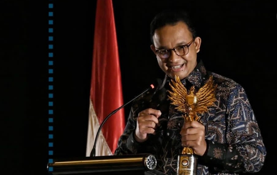 Gubernur DKI Jakarta Anies Baswedan saat menerima penghargaan dari LPSK.