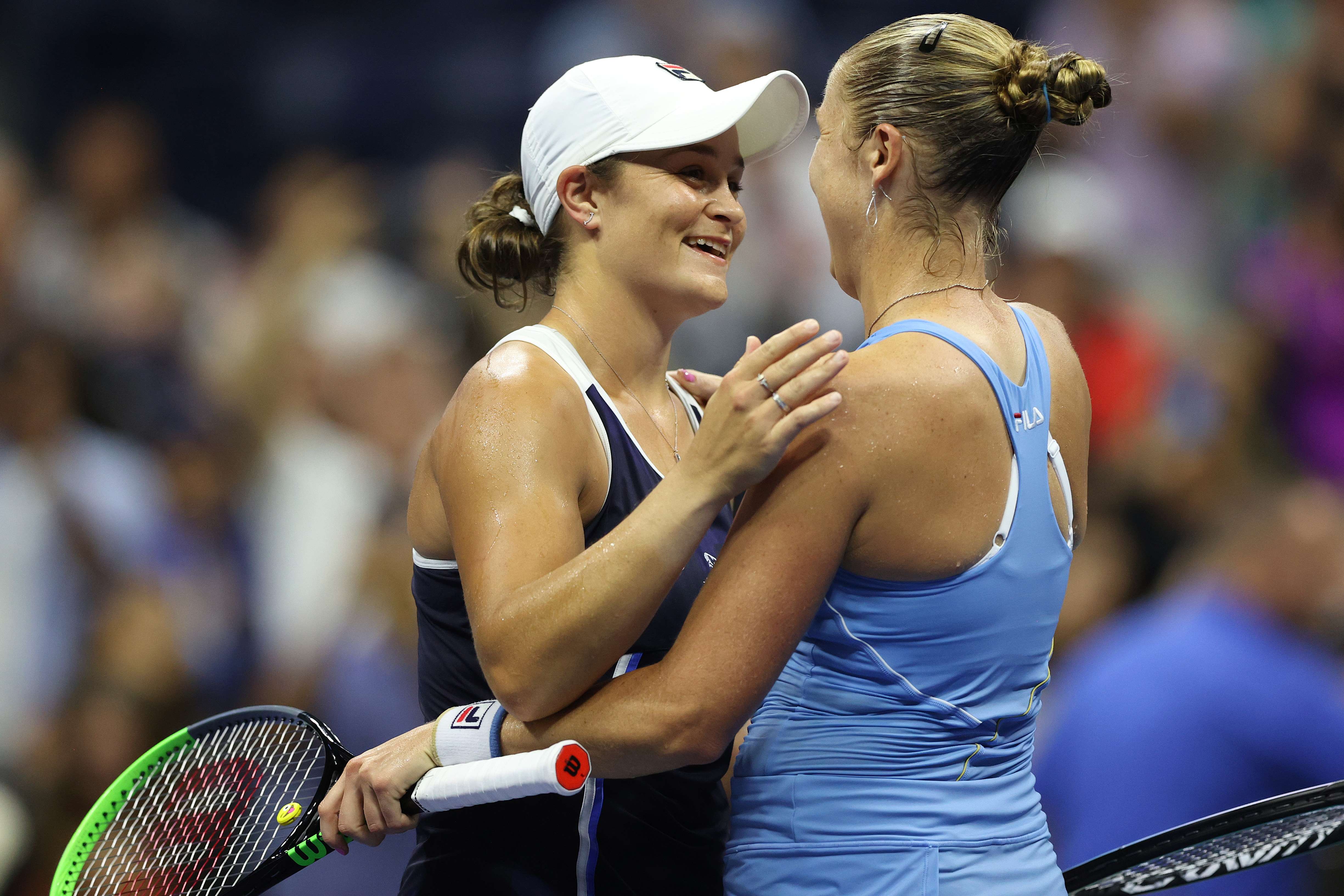 Petenis Ashleigh Barty (kiri) memberikan selamat pada Shelby Rogers (kanan)