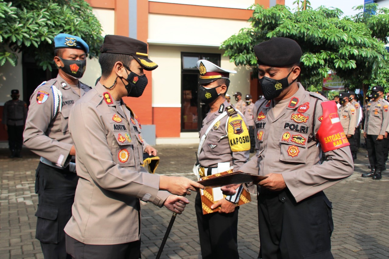 Kapolres Kudus AKBP Aditya Surya Dharma menyerahkan penghargaan pada 18 personel anggota tim pemakaman jenazah Covid-19, Senin (27/9)..