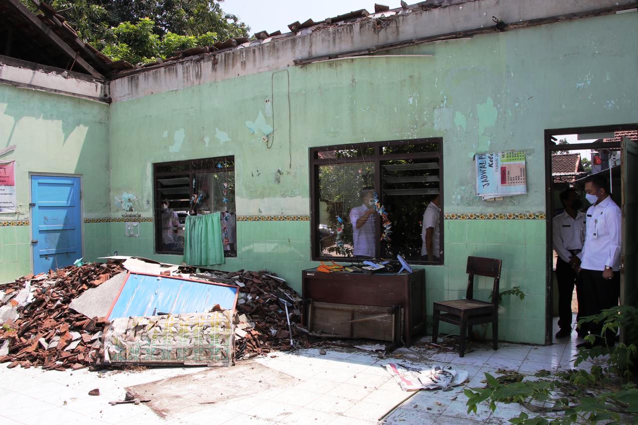  Bupati Kudus Hartopo meninjau lokasi SD 4 Prambatan Kidul, Kecamatan Kaliwungu, Kabupaten Kudus, Kamis (2/9).