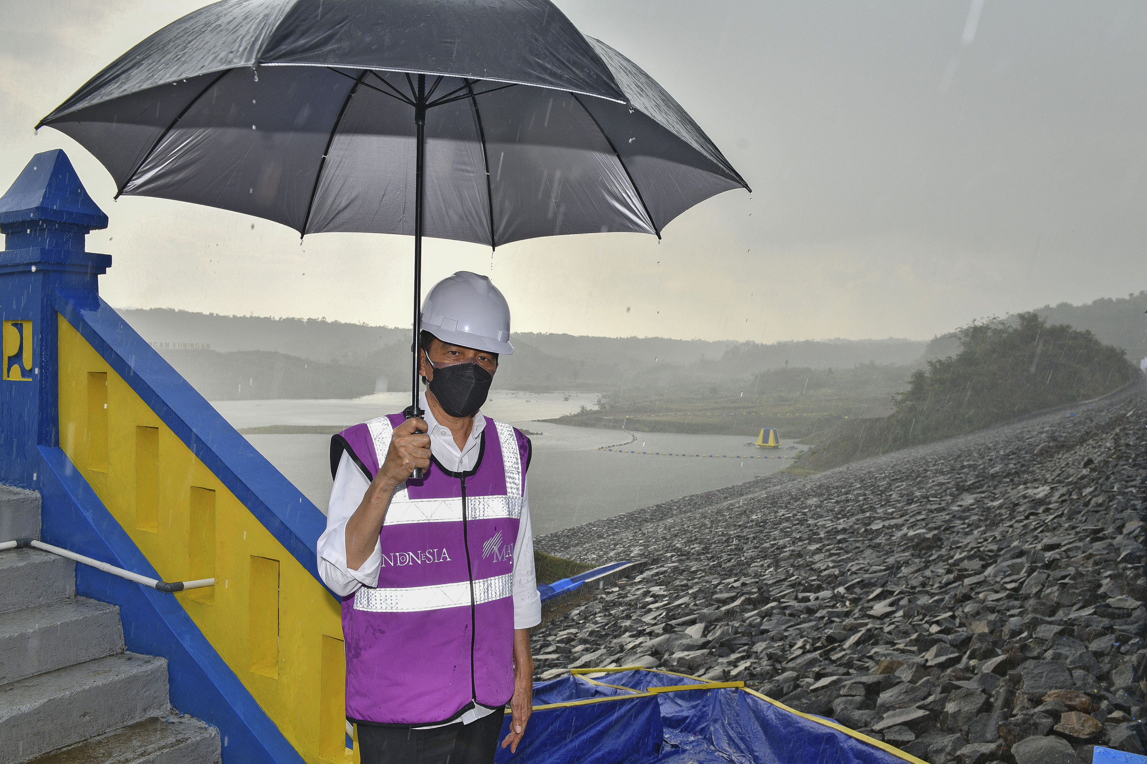 Presiden Joko Widodo saat meninjau Bendungan Kuningan di Jawa Barat.