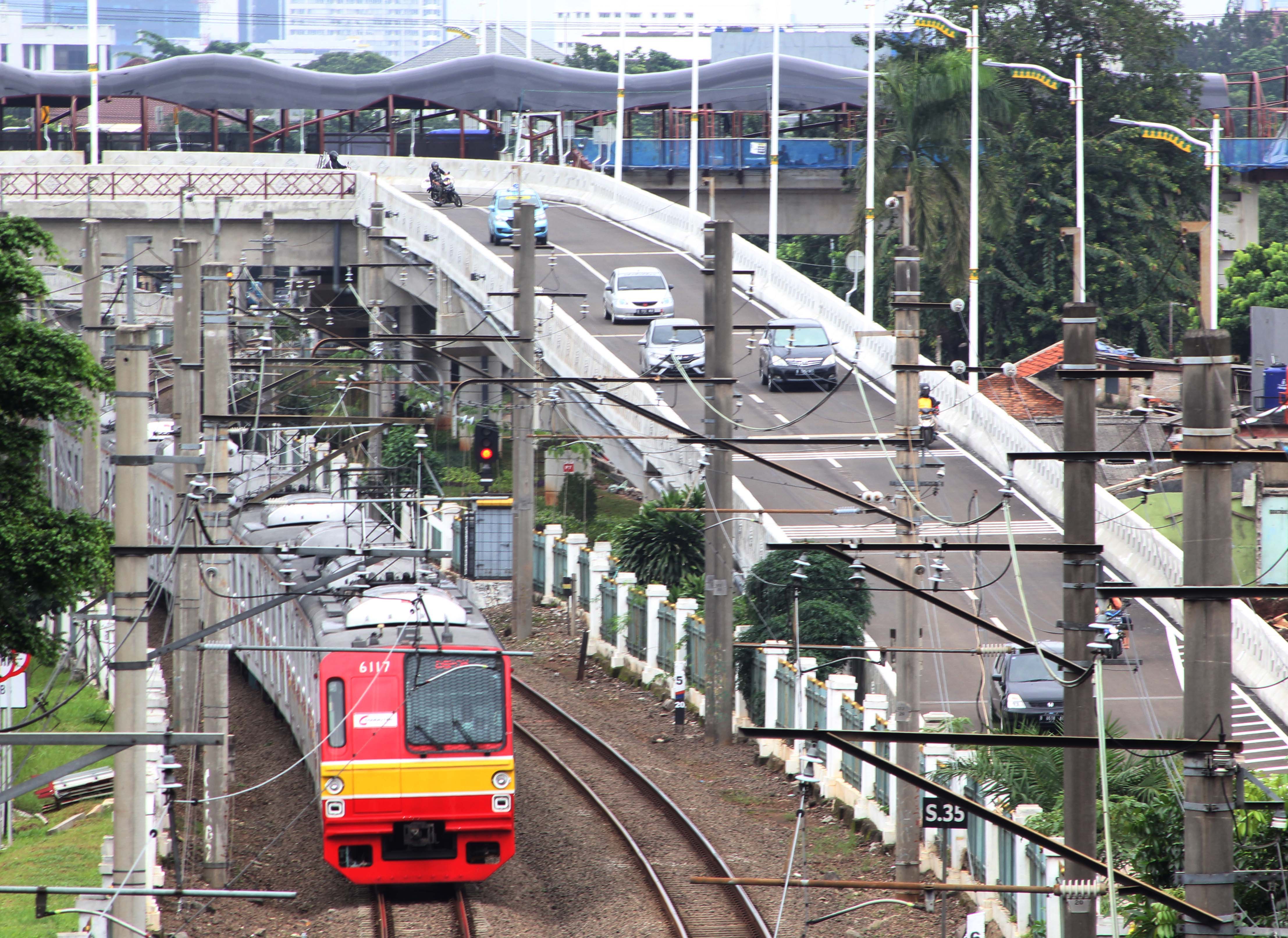 Jembatan Penyeberangan Orang (JPO) Lintas Atas Lenteng Agung yang berada di atas putaran tapal kuda Lenteng Agung - Tanjung Barat 