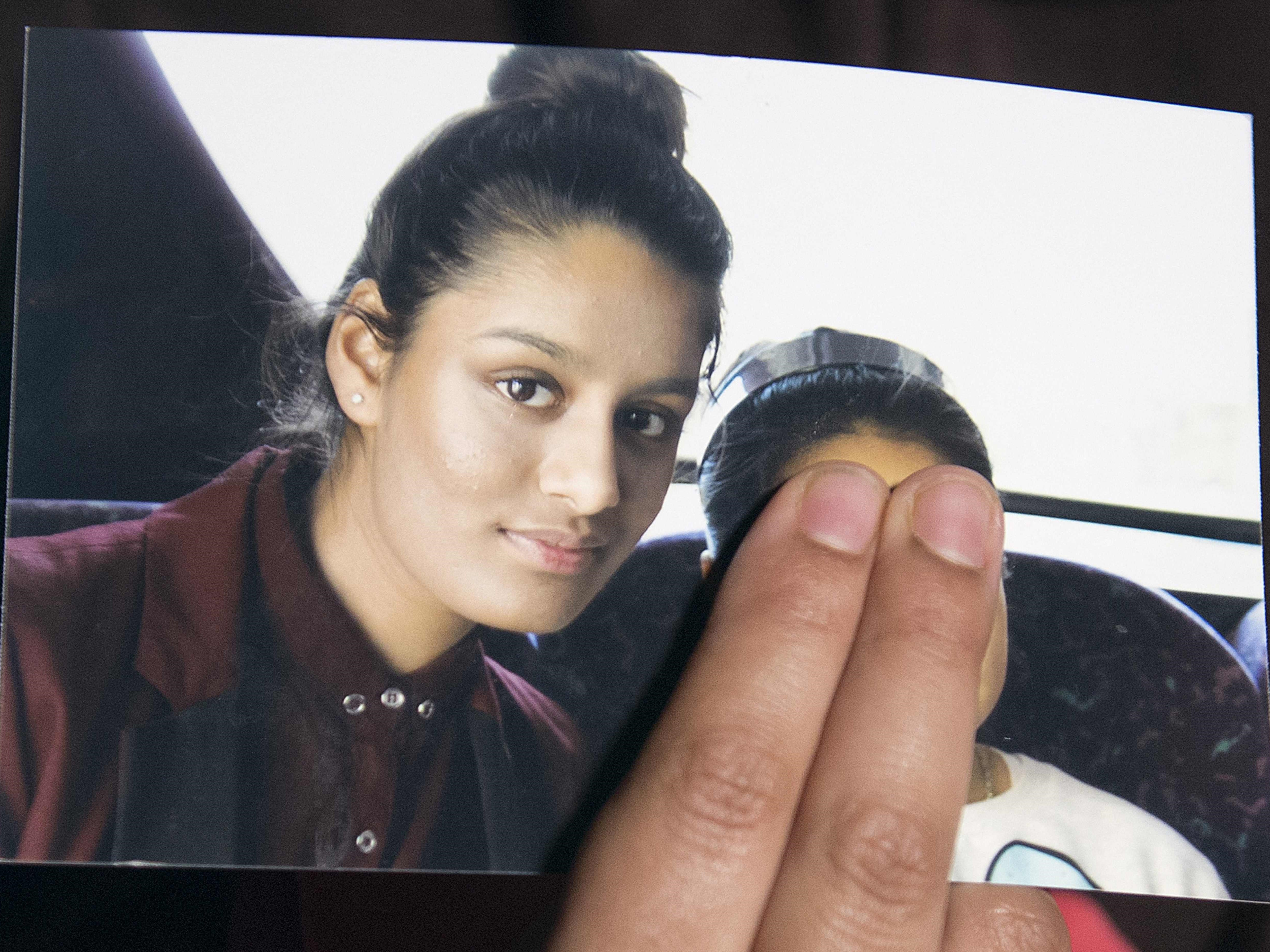 Kakak perempuan tertua dari gadis Inggris yang hilang Shamima Begum, memegang foto adiknya saat diwawancarai oleh media, London, Inggris.