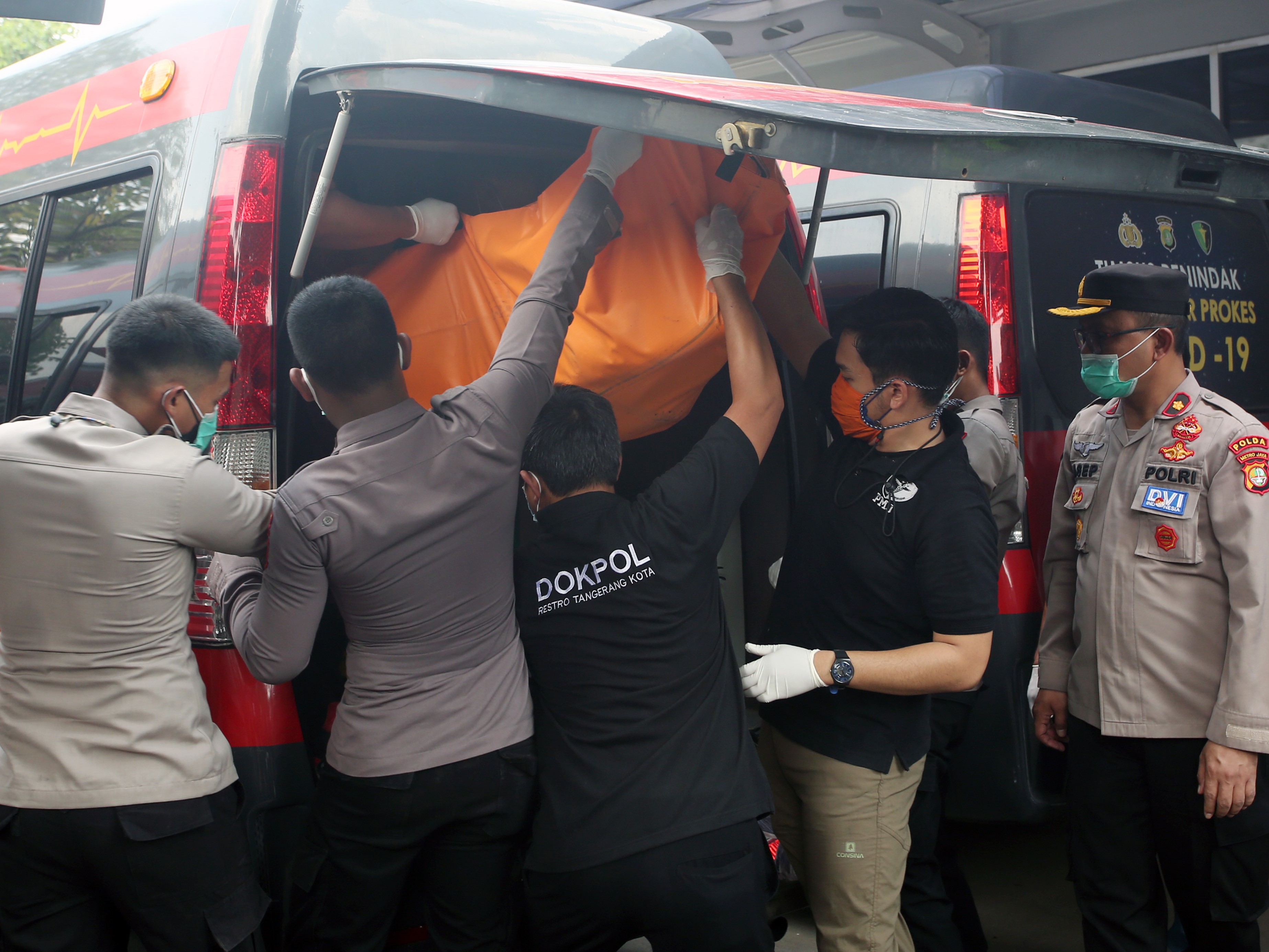 Petugas Dokpol Mabes Polri memasukkan kantong jenazah korban kebakaran saat akan dibawa ke RS Kramat Jati di RSUD Kabupaten Tangerang.
