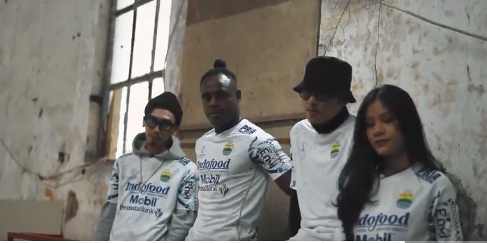 Sejumlah model memperagakan jersey tandang Persib untuk tampil di Liga 1 musim 2021/22.