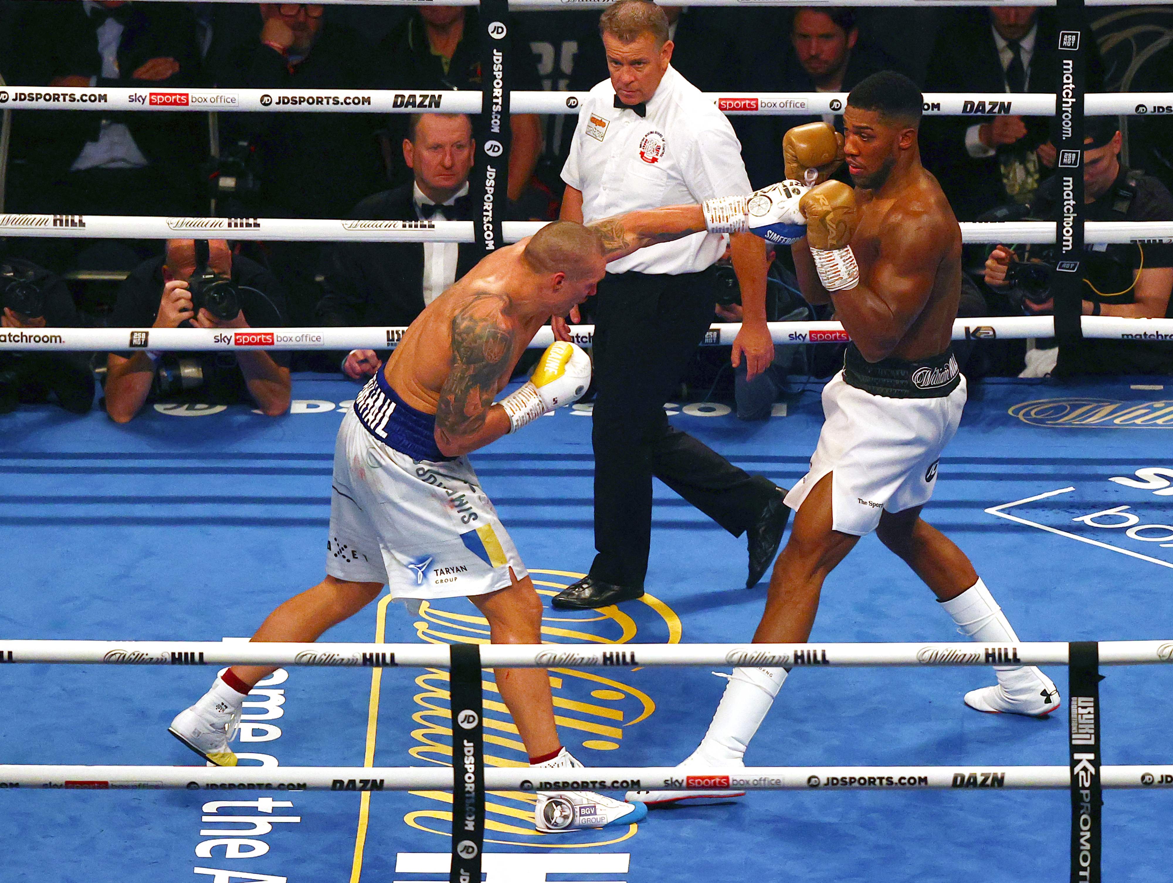 Petinju Ukraina, Oleksandr Usyk, melepaskan pukulan ke arah petinju tuan rumah Anthony Joshua pada laga kelas berat di London, Inggris. 