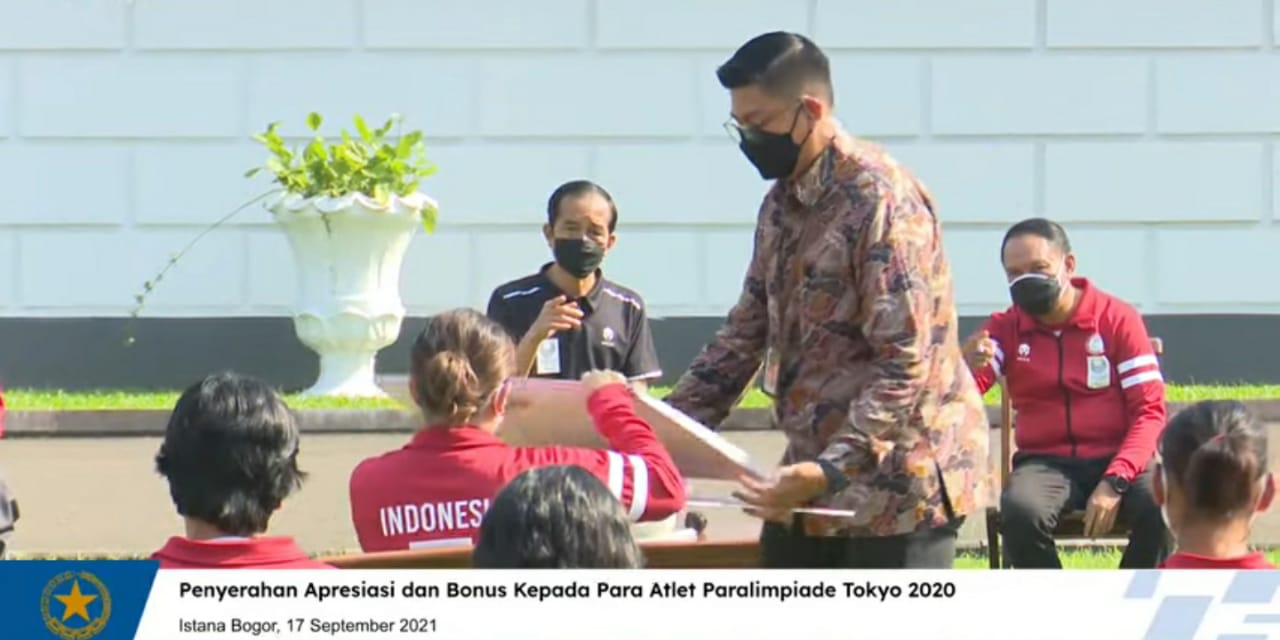 Atlet Indonesia yang tampil di ajang Paralimpiade Tokyo 2020 menerima bonus dari Presiden Joko Widodo.
