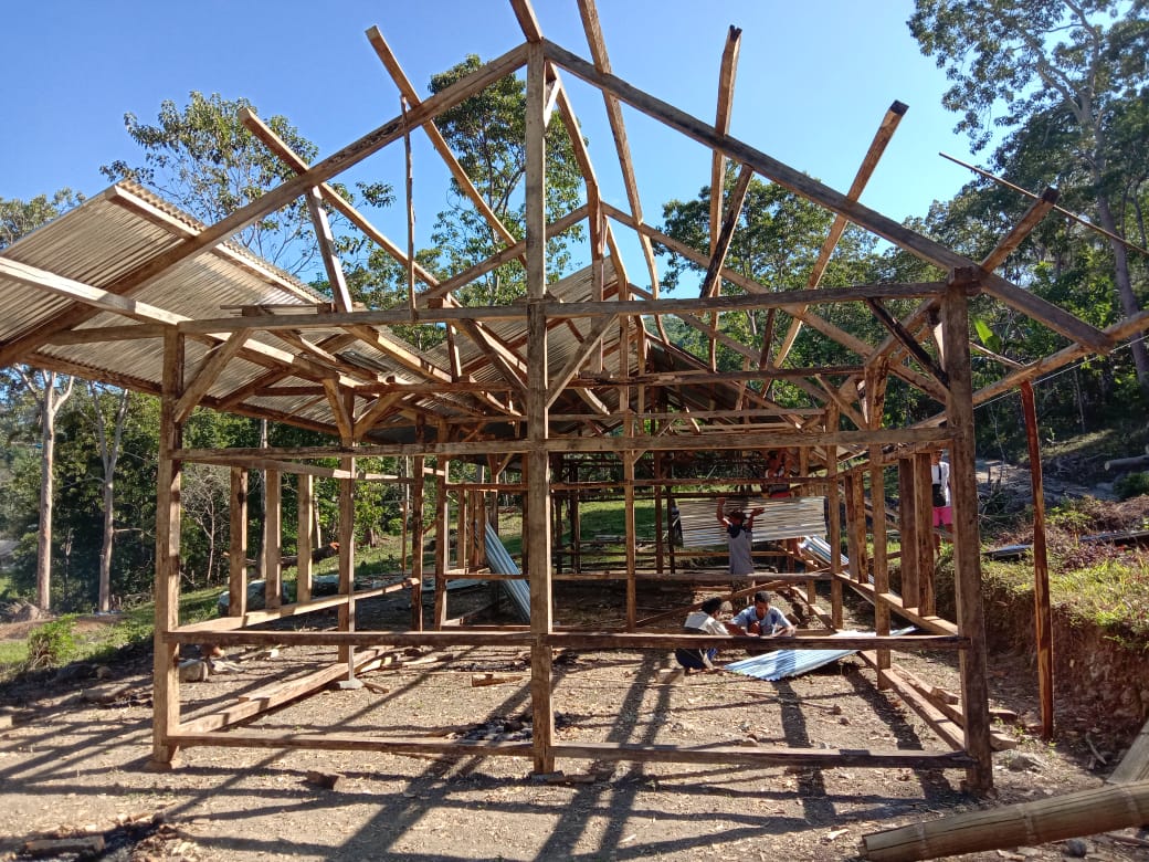 Warga Desa di NTT Bangun Gedung Sekolah Negeri Secara Swadaya