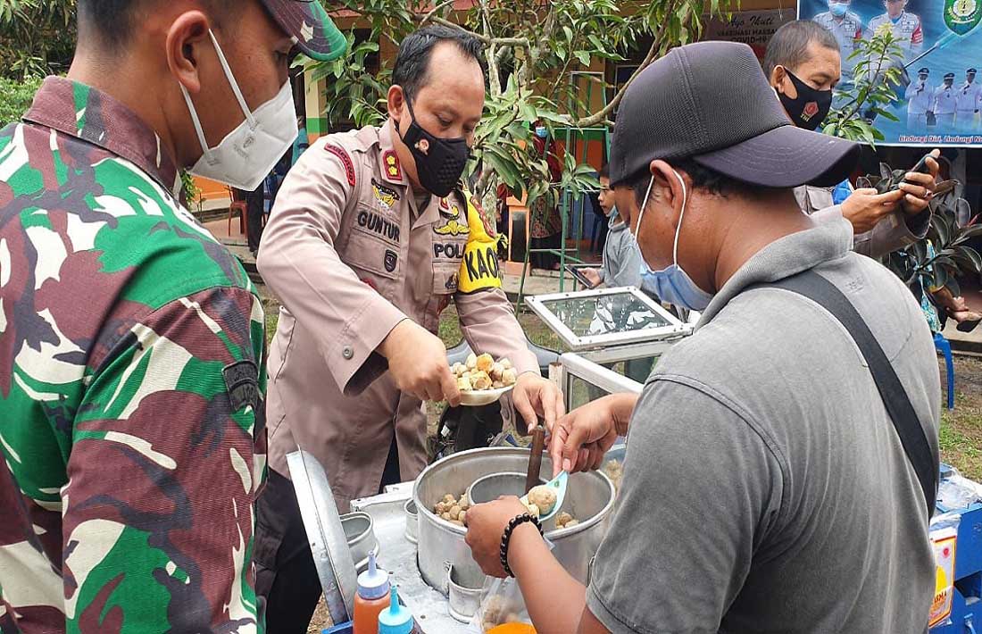Kapolres Bungo AKB Guntur Saputro dan Dandim Letkol Aryanto Maskare Subagyo membantu melayani warga untuk mendapatkan bakso