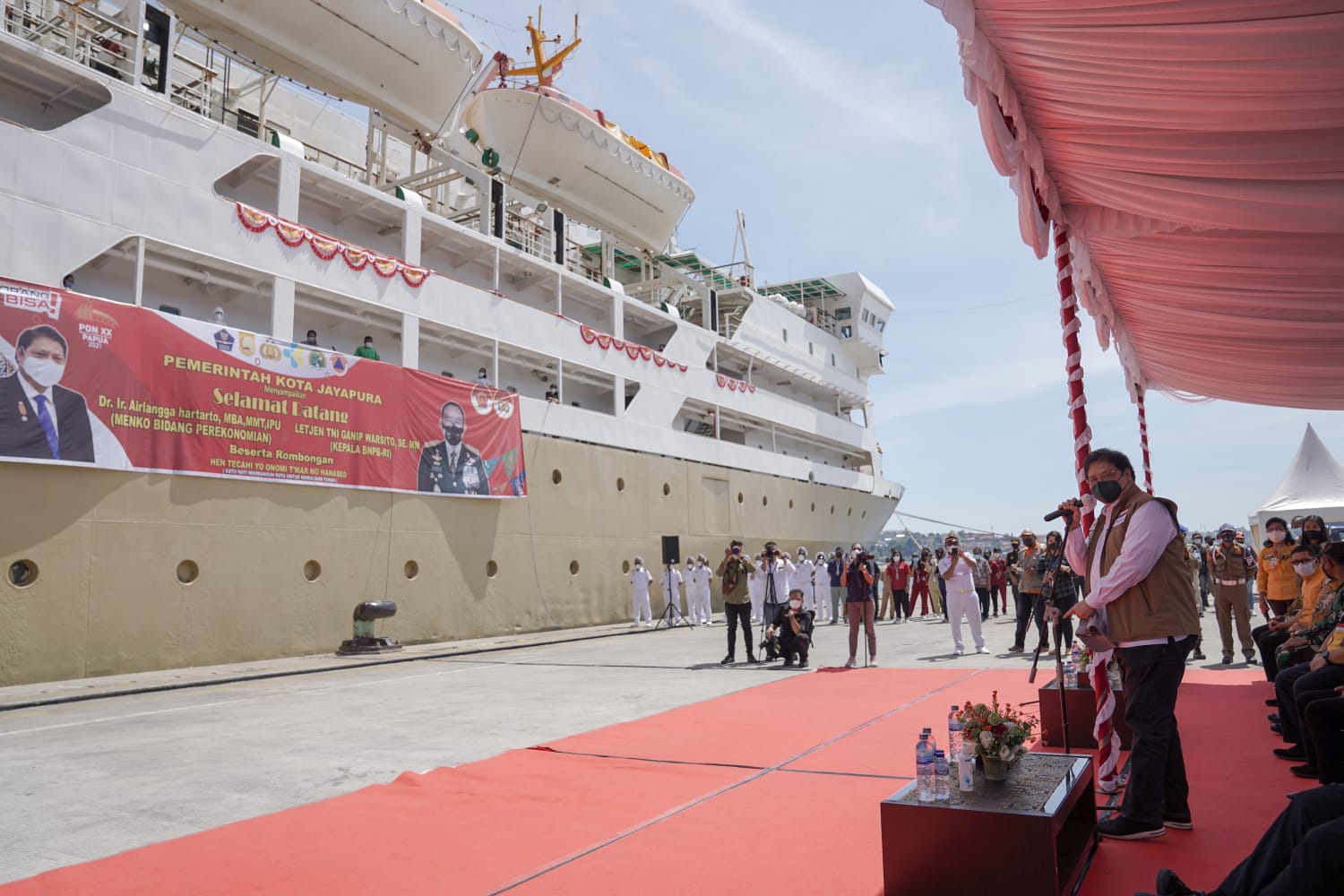 Menko Perekonomian Airlangga Hartarto mengunjungi fasilitas Isolasi Terpusat Terapung KM Tidar di Pelabuah Jayapura, Papua, Sabtu (4/9).