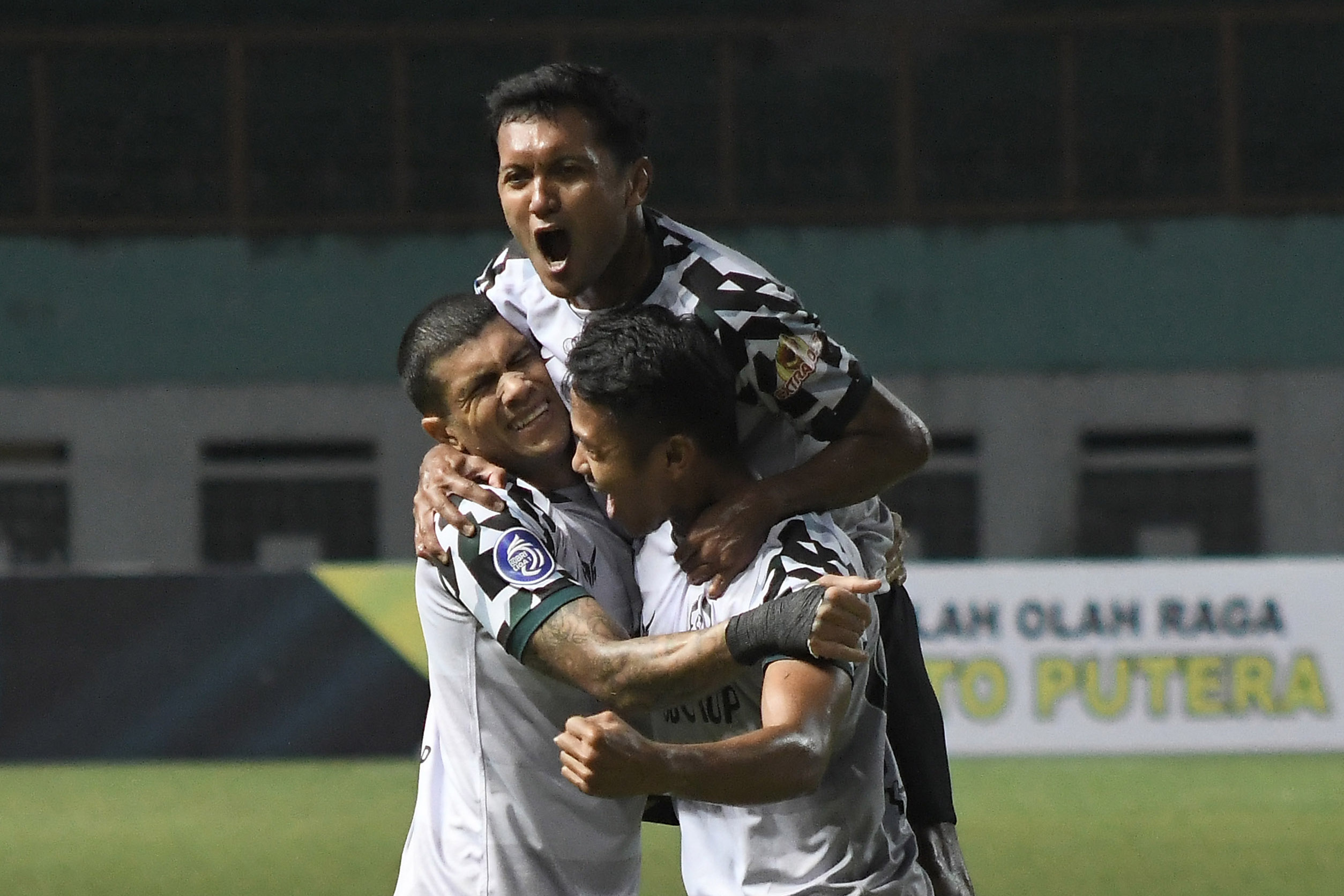 Para pemain Tira Persikabo melakukan selebrasi usai mencetak gol ke gawang Barito Putera di laga Liga 1.