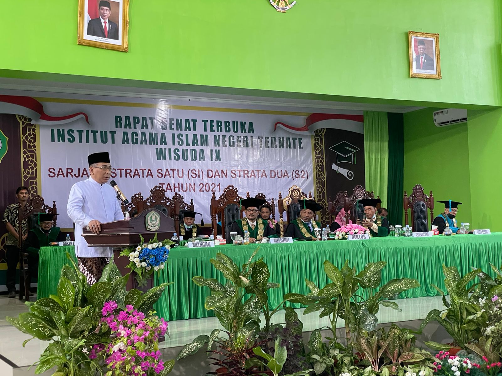 Katib Aam PBNU KH Yahya Cholil Staquf memberikan orasi dalam acara Wisuda ke-9 IAIN Ternate, Kamis (30/9).