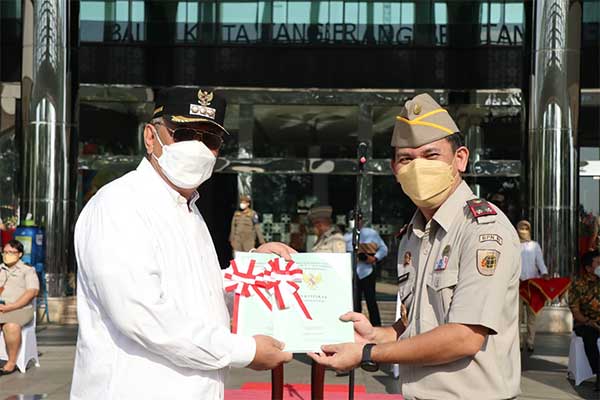 Wali Kota Tangsel Benyamin Davnie (kiri)