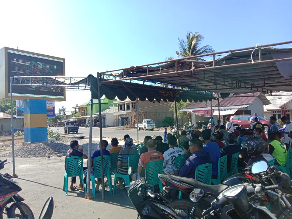 Bupati dan masyarakat Lembata, Nusa Tenggara Timur, menyaksikan pertandingan sepak bola PON XX lewat videotron