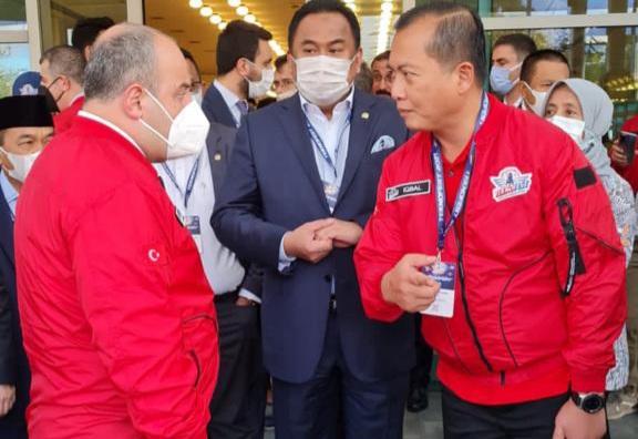 Wakil Ketua DPR RI Rachmat Gobel (tengah).