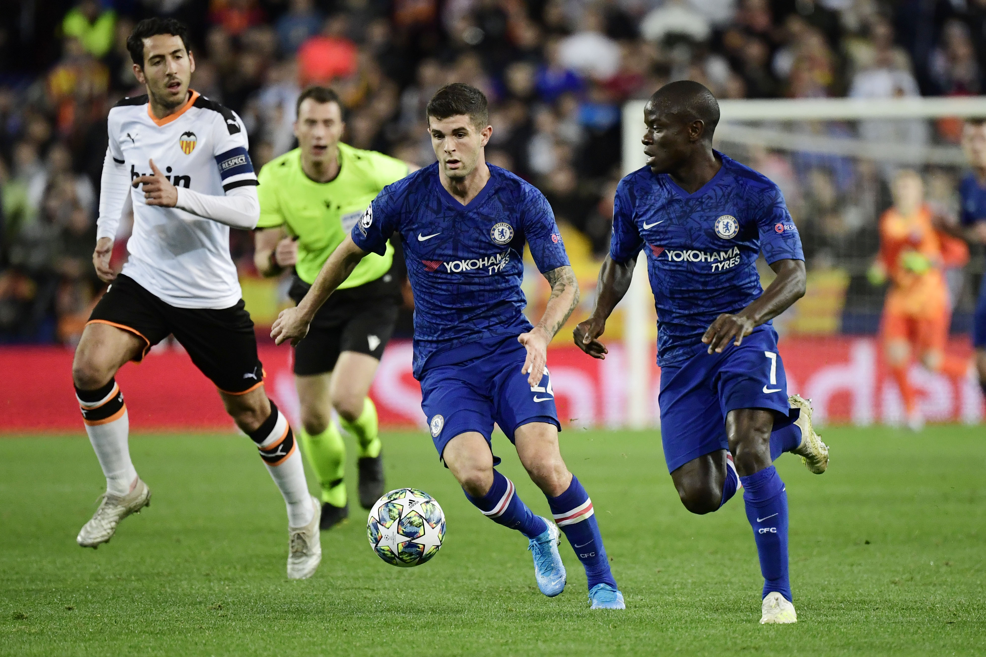 Duet gelandang Chelsea N'Golo Kante (kanan) dan Christian Pulisic.