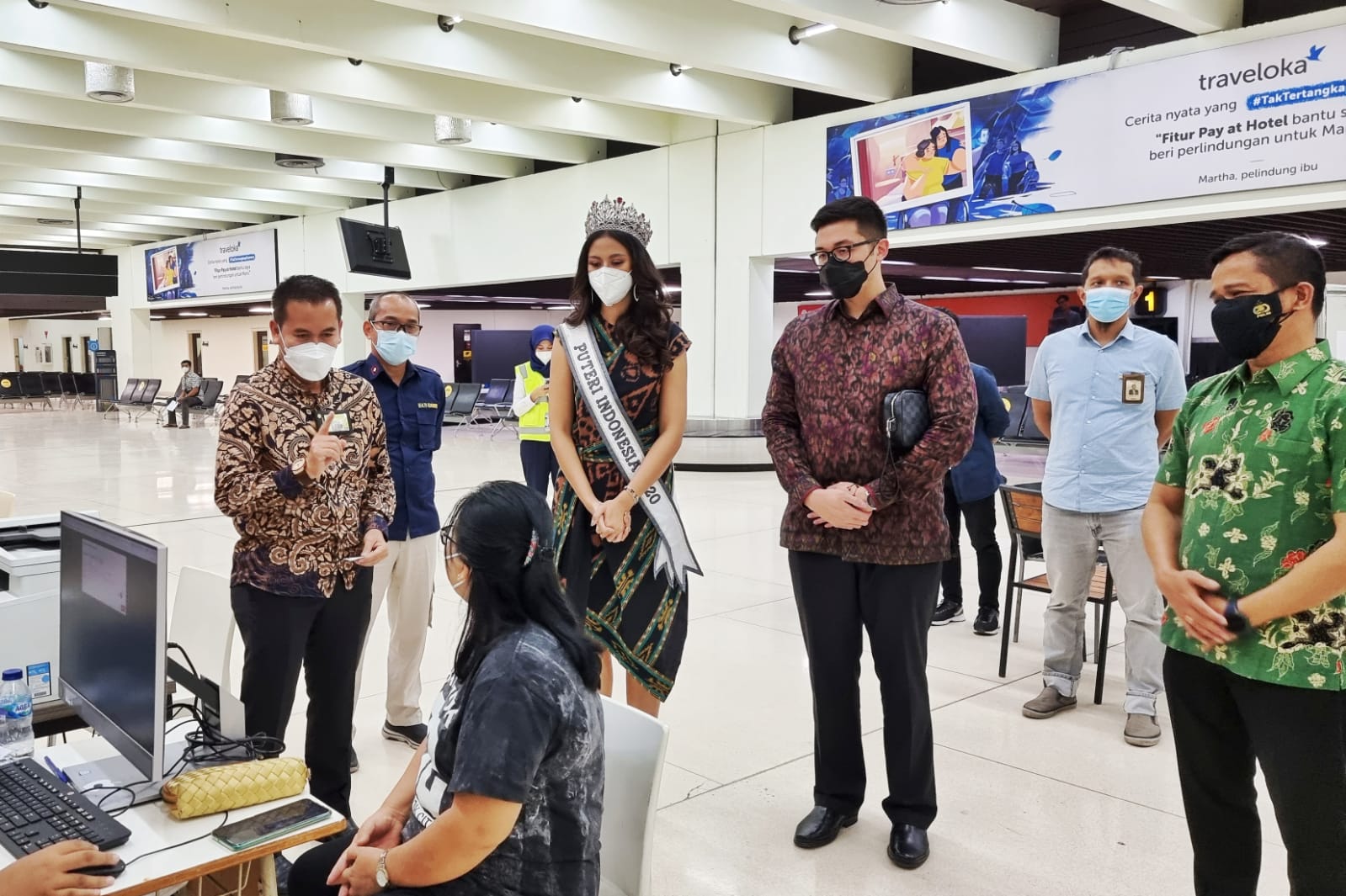 Putri Indonesia 2020, Raden Roro Ayu Maulida Putri, mengunjungi kegiatan Serbuan Vaksin BAIS TNI di Bandara Internasional Soekarno-Hatta.