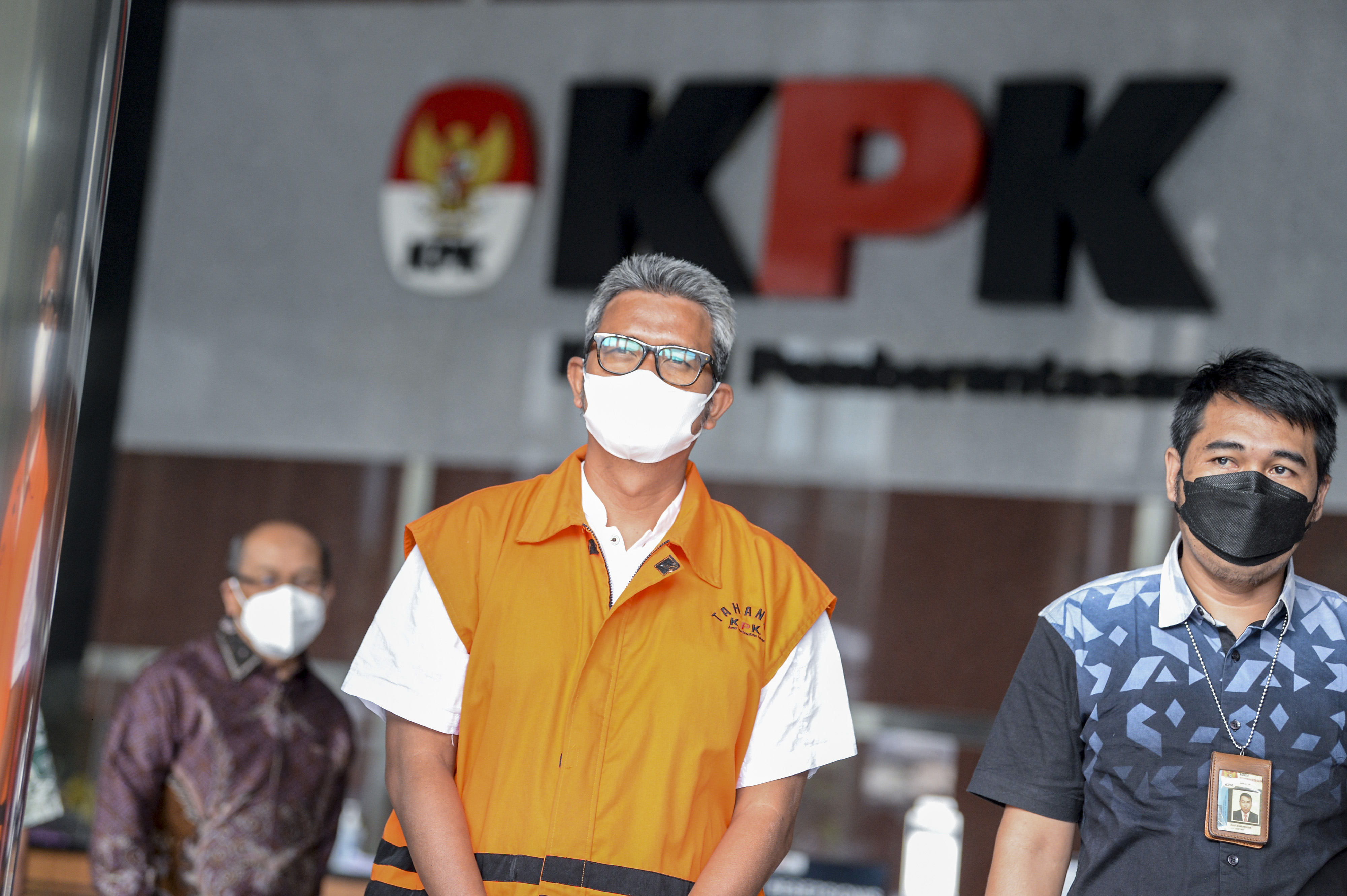 Tersangka Bupati Bintan Nonaktif Apri Sujadi (tengah) berjalan meninggalkan ruangan usai menjalani pemeriksaan di gedung KPK.