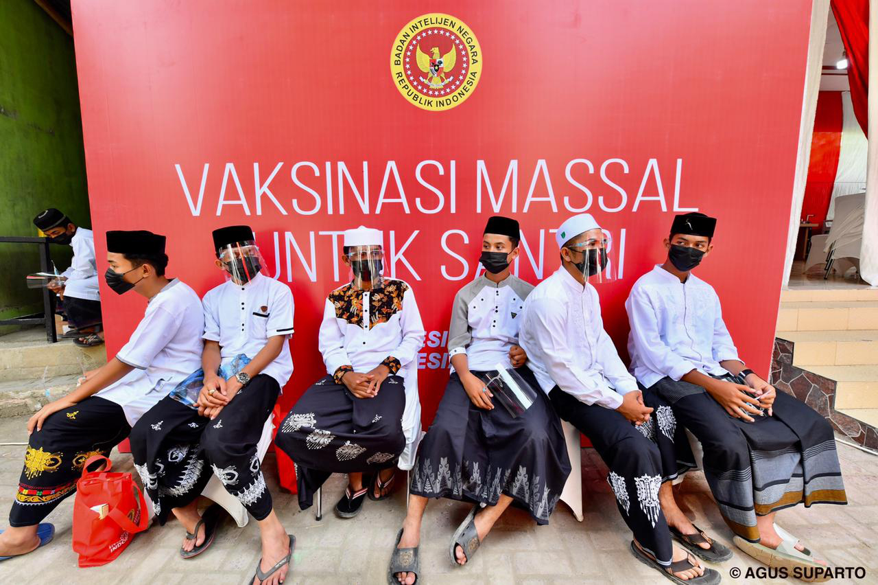 Vaksinasi massal di Pondok Pesantren Istiqamatuddin Darul Mu'arrif, Aceh Besar, Aceh.