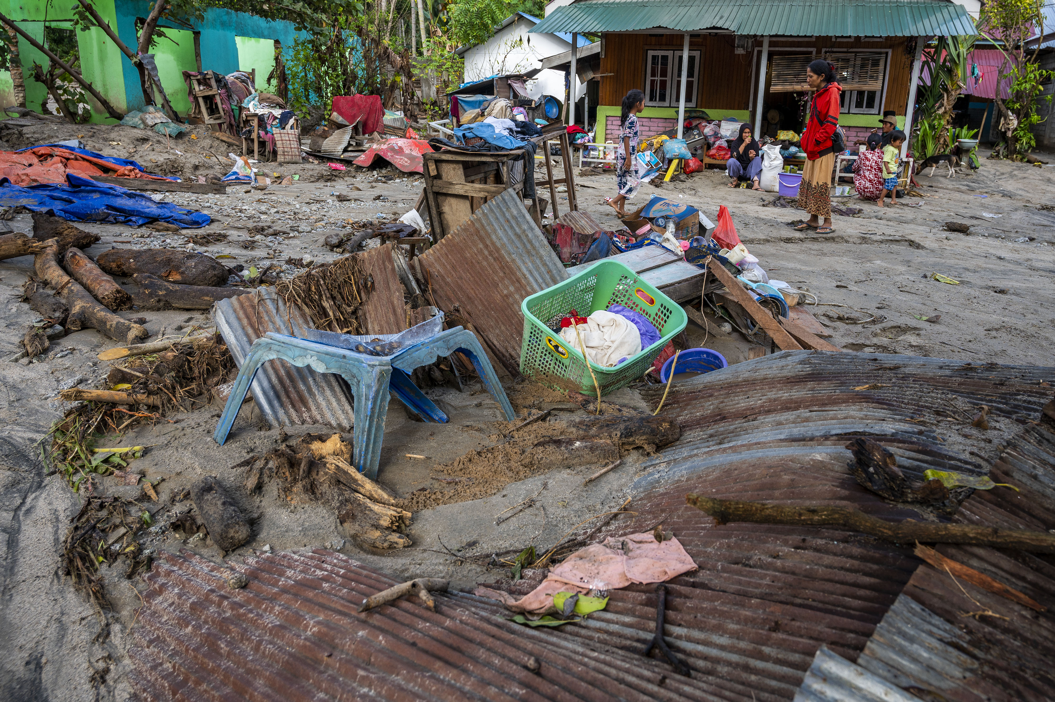 Suasana pascabanjir bandang susulan di Desa Rogo, Dolo Selatan, Sigi, Sulawesi Tengah, Minggu (6/9/2021).