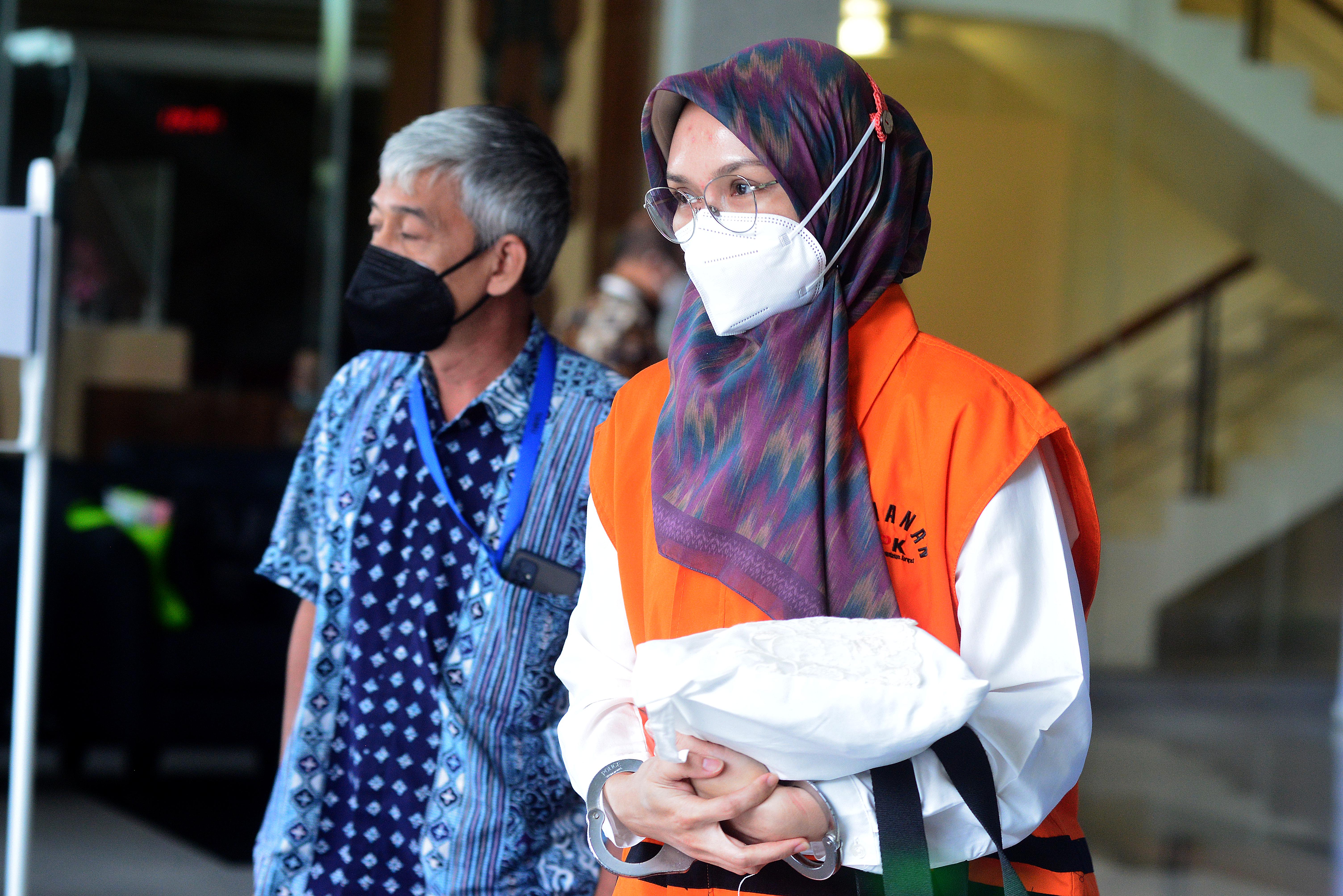 Bupati non-aktif Probolinggo, Puput Tantriana Sari berjalan keluar seusai menjalani pemeriksaan di Gedung KPK, Kamis (16/9). 