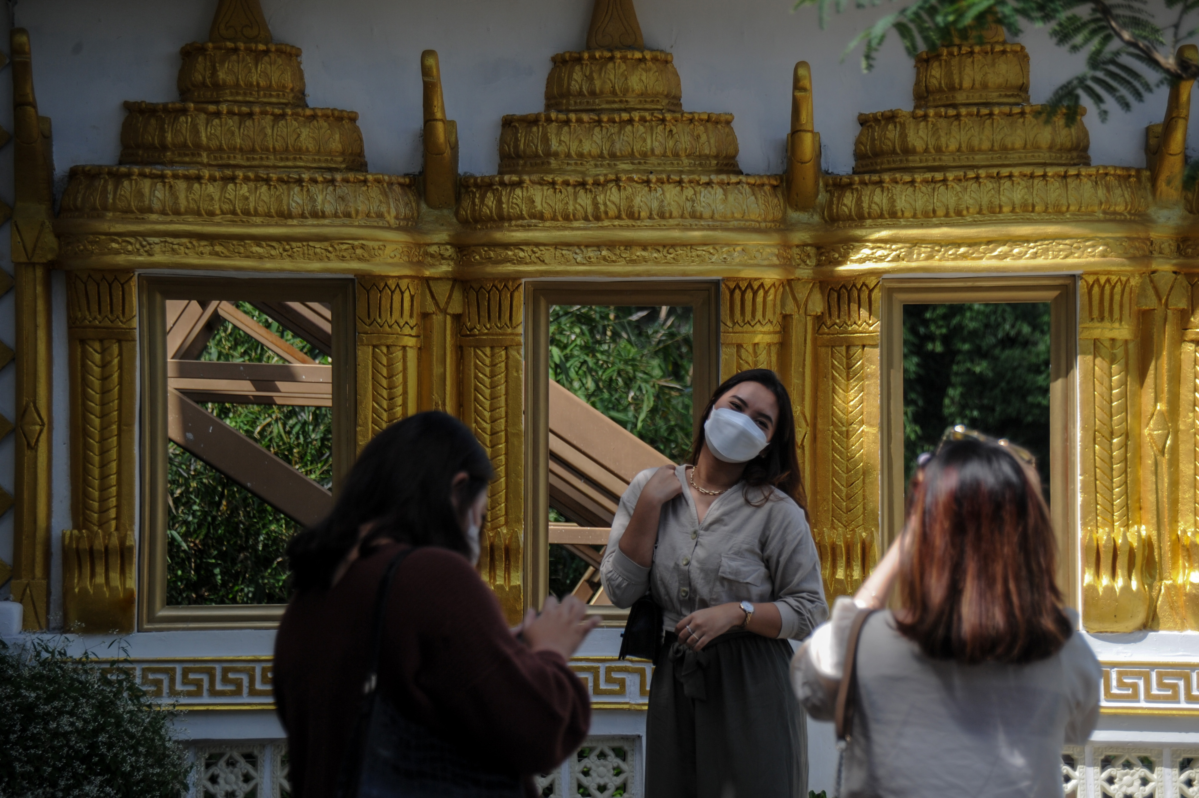  Wisatawan berfoto di sebuah dekorasi Negara Thailand di kawasan wisata The Great Asia Africa di Lembang, Kabupaten Bandung Barat, Jabar