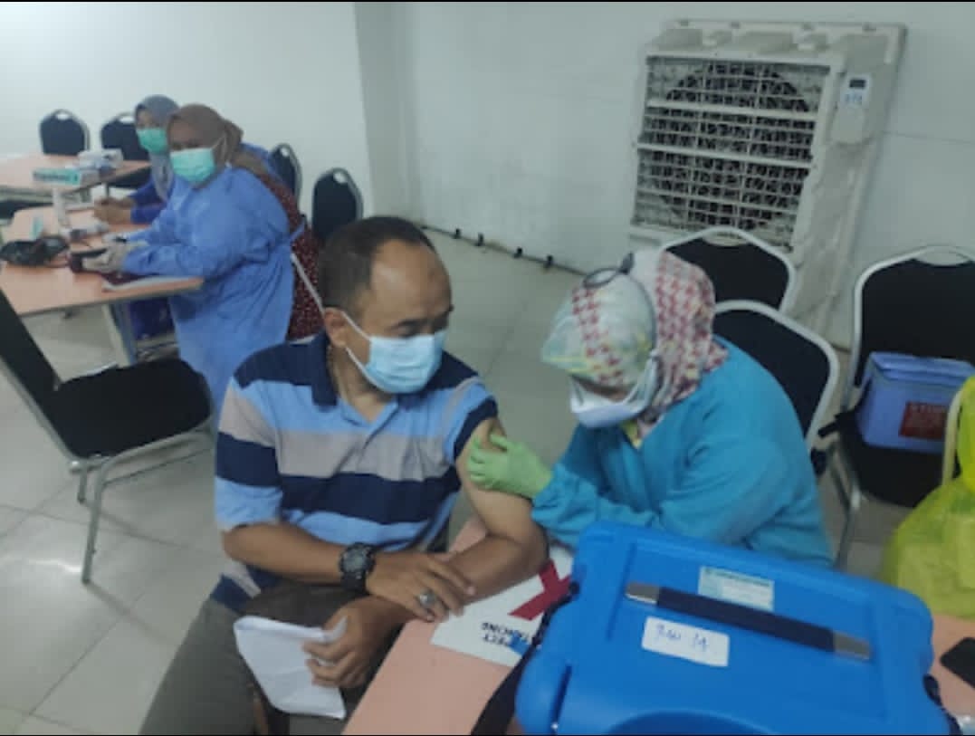 Seorang warga menerima vaksin covid-19 di Mal Bekasi Cyber Park.