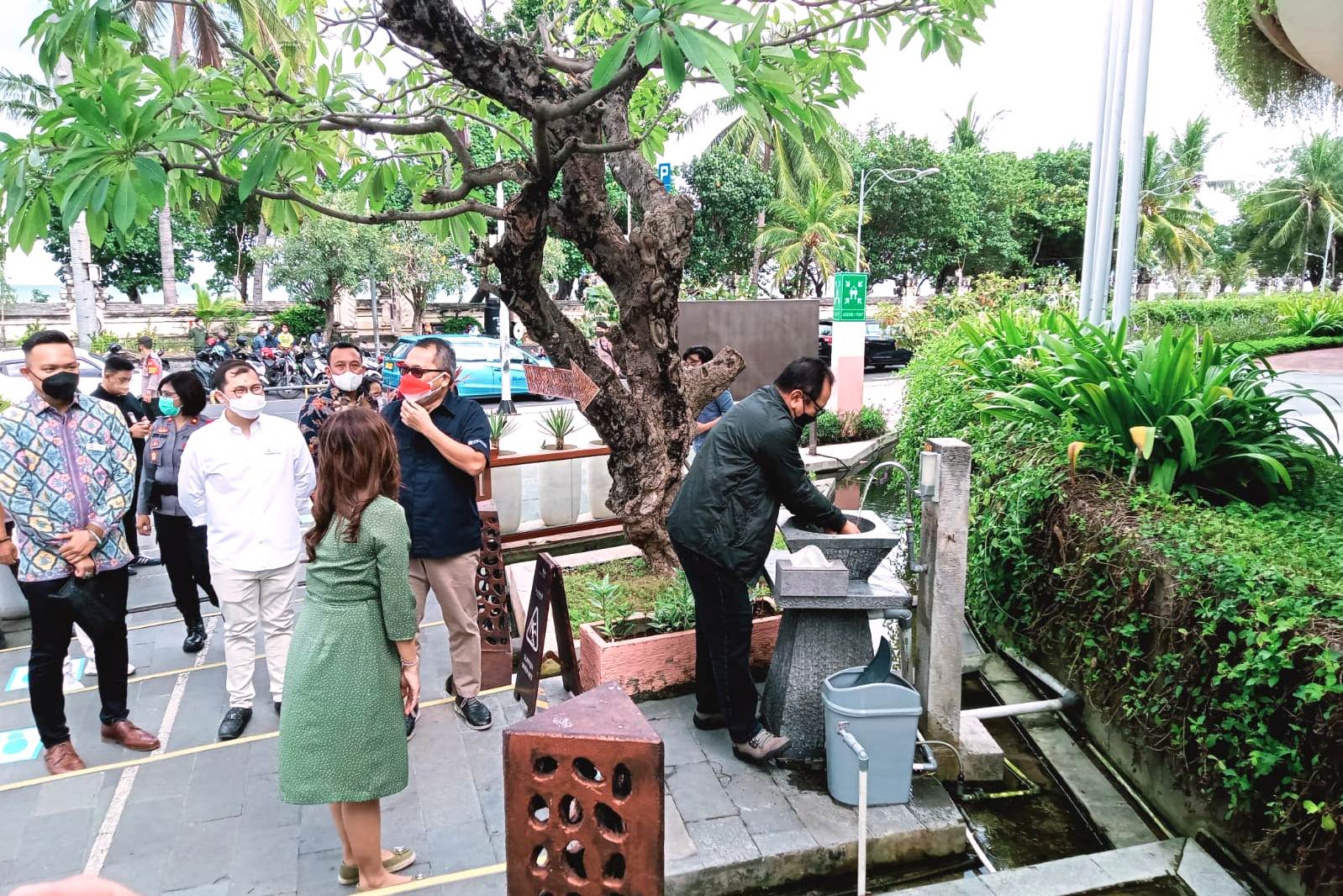 Wagub Cok Ace bersama Kepala Bank Indonesia Bali saat meninjau kesiapan salah satu mall di Bali untuk dibuka, Minggu (5/9/2021).