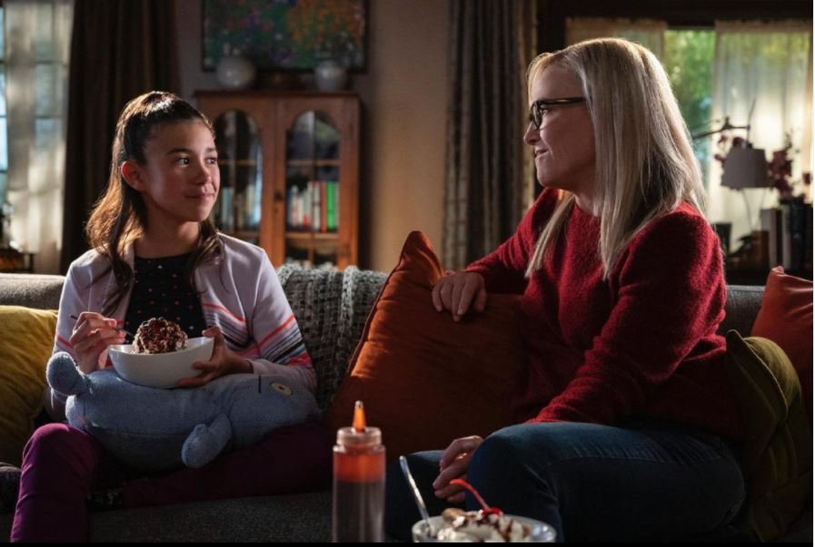 Scarlett Estevez (kiri) saat berperan sebagai Trixie di serial Lucifer.