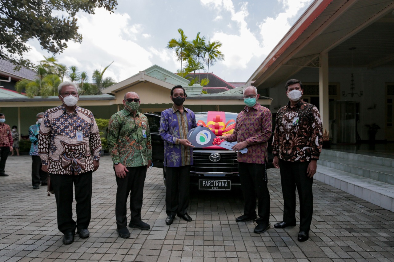 Direktur Utama BPJAMSOSTEK Anggoro Eko Cahyo menyerahkan piala dan hadiah kepada Gubernur Provinsi DIY Sri Sultan Hamengku Buwono X.