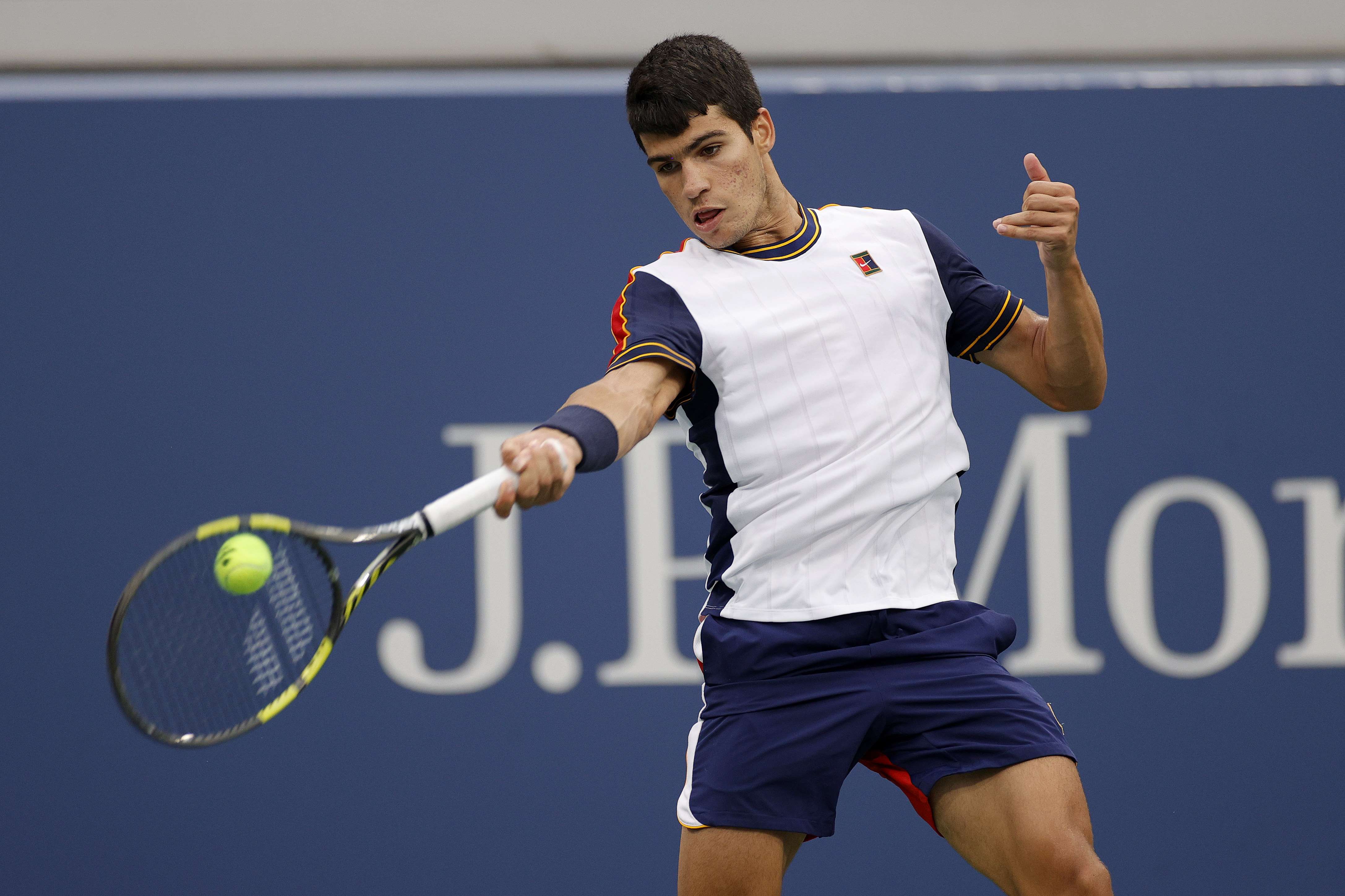 Carlos Alcaraz menjadi pemain tenis pria termuda yang mencapai babak perempat final AS Terbuka sejak 1963.