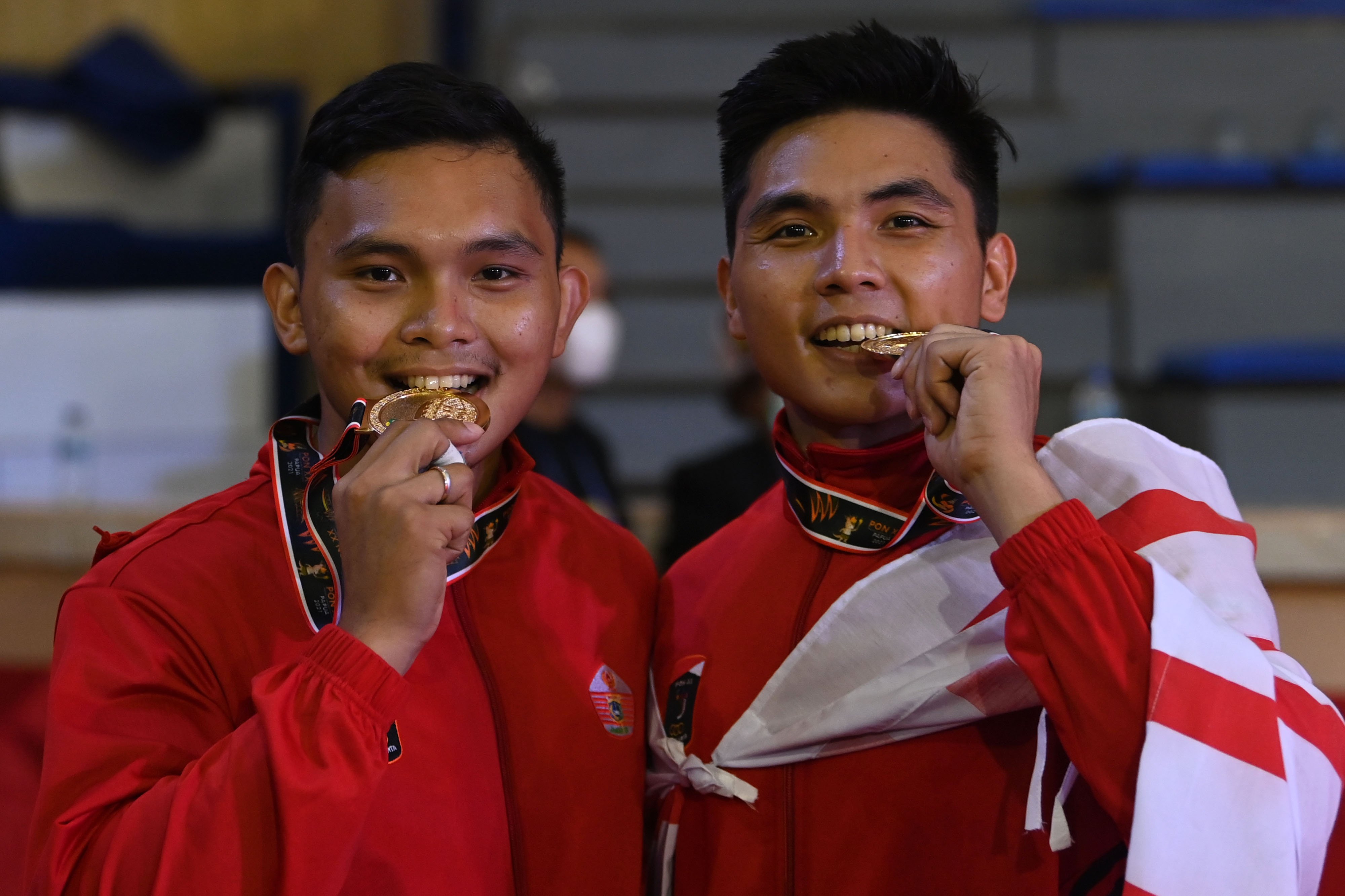 Judoka DKi Jakarta Gerlad George Pantouw dan Gegory Ignacito Pantouw memamerkan medali emas yang diraihnya di ajang PON XXPapua