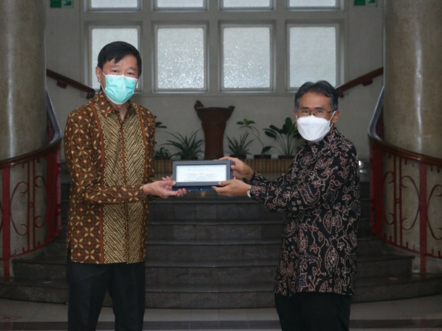 Harvey Tjokro, selaku Direktur Utama PT Agra Surya Energy (Kiri) dan Prof Panut Mulyono, Rektor UGM (Kanan) kerja sama soal EBT