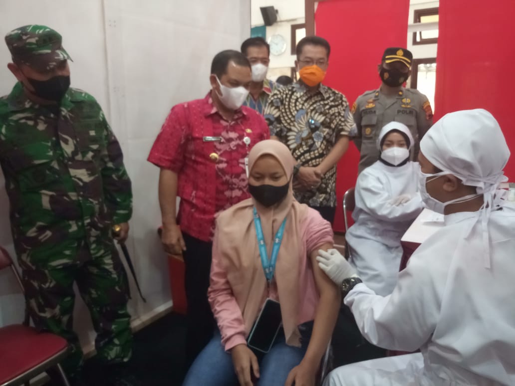 Seorang warga mendapat vaksinasi yang digelar Djarum Foundation dan Yayasan Sosial Gotong Royong