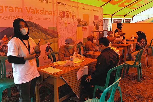 Vaksinasi di Kaki Gunung