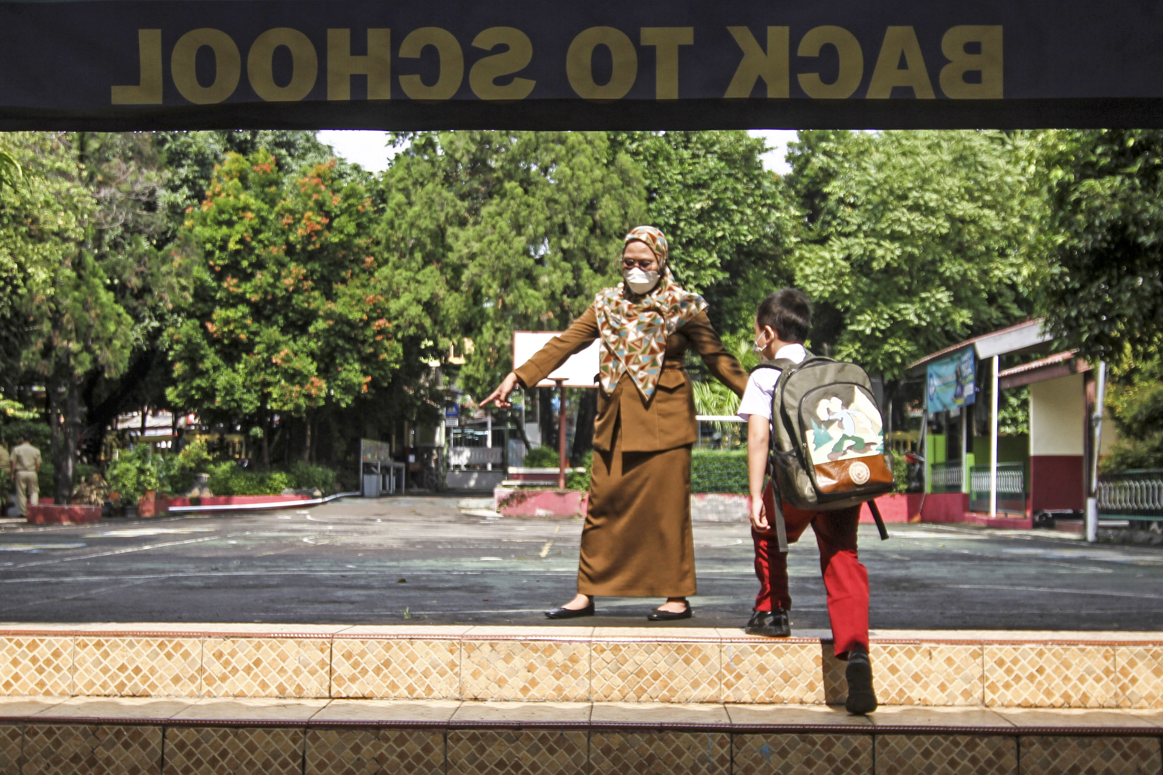 Pelajar menerapkan protokol kesehatan saat pembelajaran tatap muka