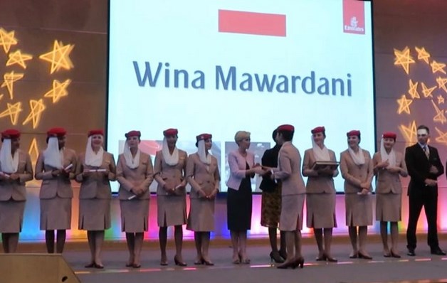 Wina Mawardani bersama rekan-rekannya dari Emirates.