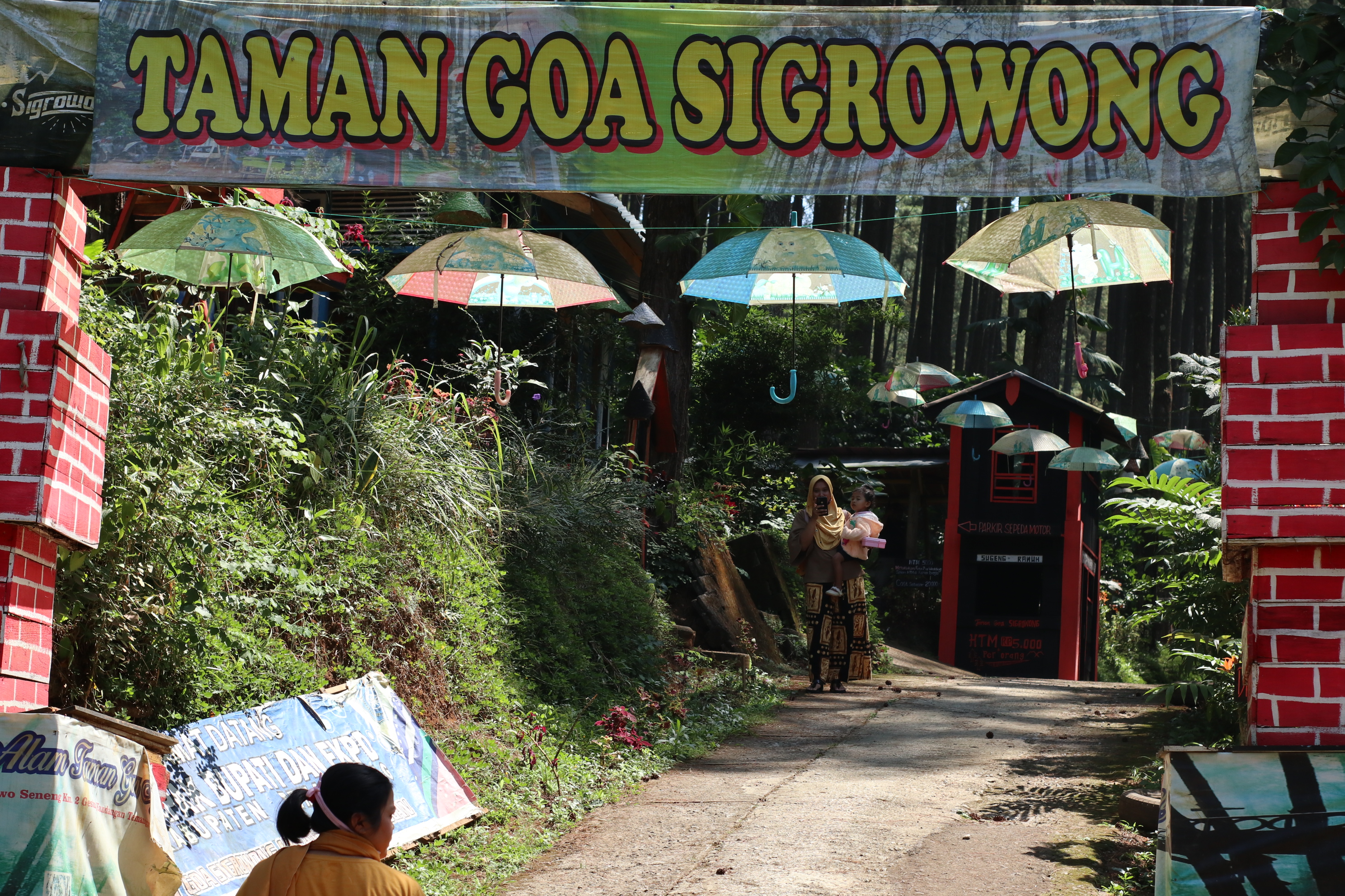 Wisatawan mengunjungi lokasi wisata alam Sigrowong di Desa Gesing, Kecamatan Kandangan, Temanggung, Jawa Tengah