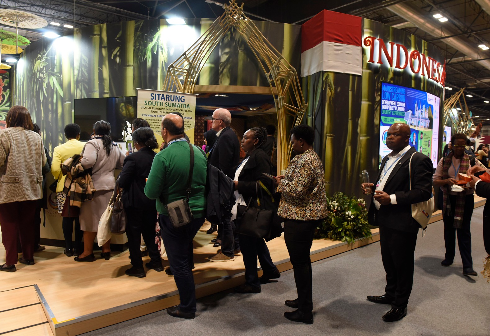 Pengunjung antre mengikuti diskusi panel pada Konferensi Perubahan Iklim di Paviliun Indonesia, COP25 UNFCCC, Madrid, Spanyol, pada 2019.