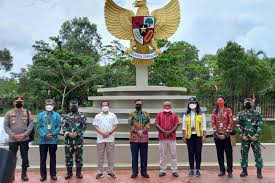 Mahfud MD saat meninjau PLBN Sota