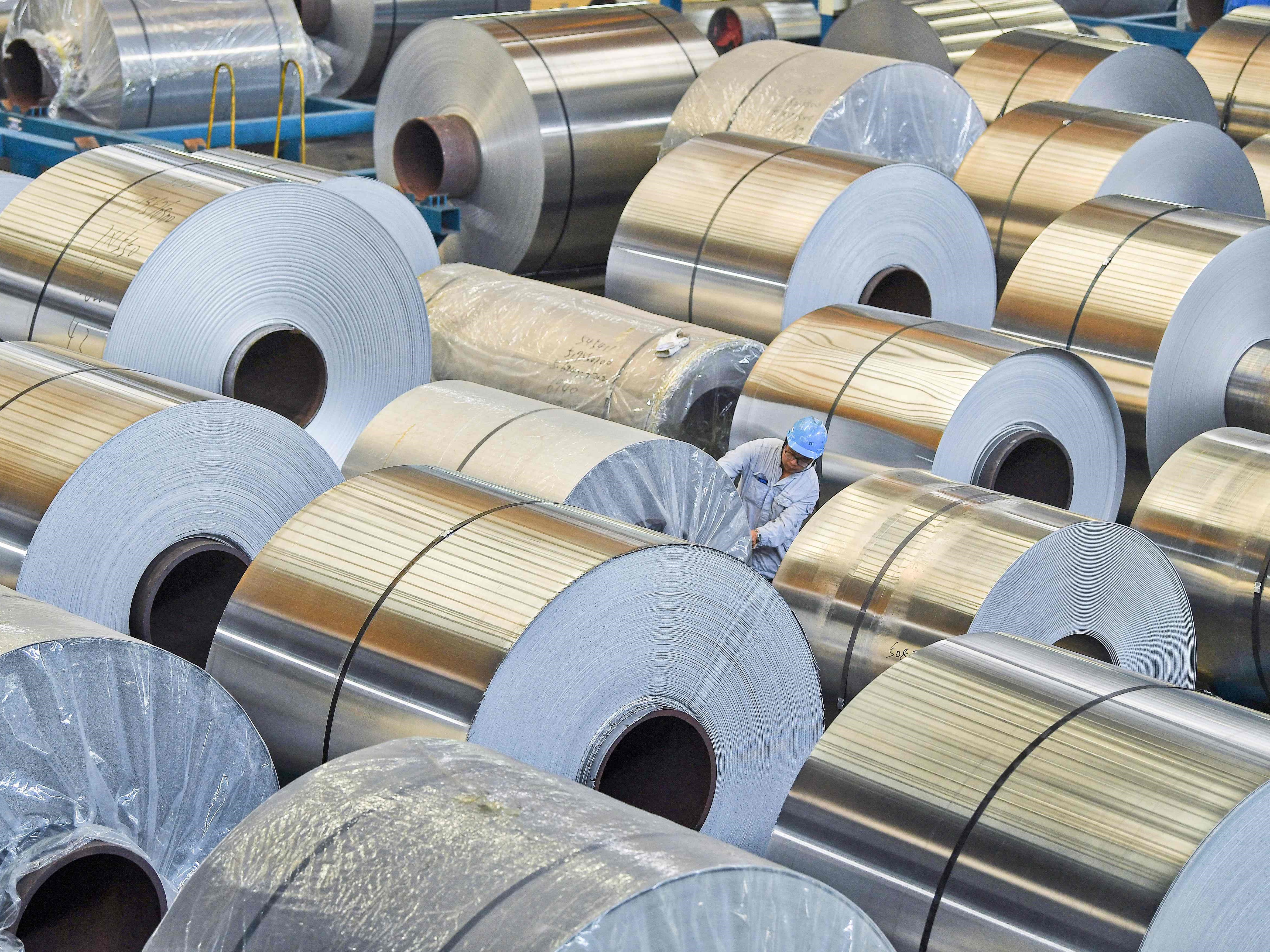 Lembaran aluminium di sebuah pabrik di Nanning, wilayah Guangxi selatan Tiongkok.