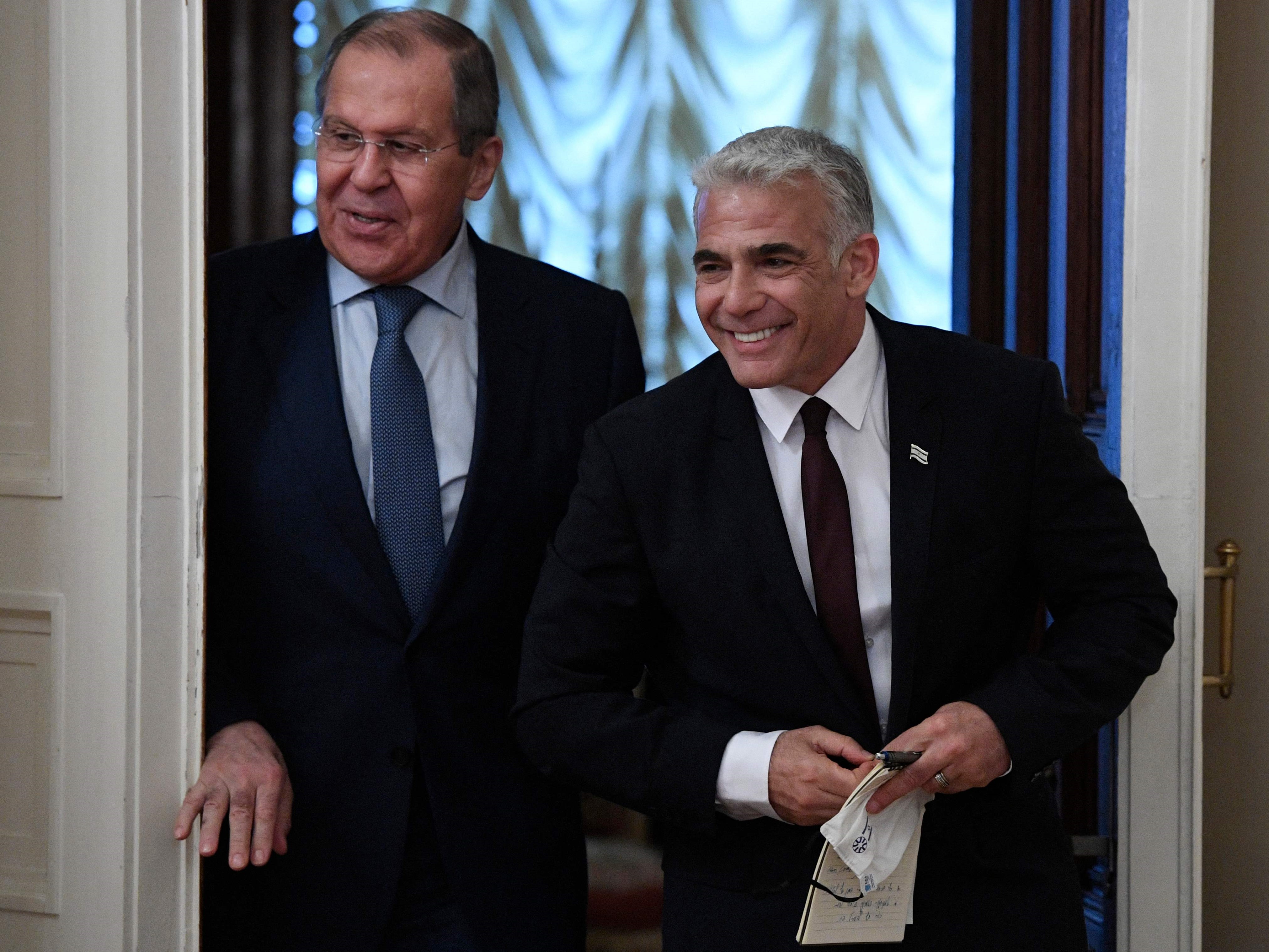 Menteri Luar Negeri Rusia Sergei Lavrov bertemu dengan Menlu Israel Yair Lapid di Moskow pada Kamis (9/9).