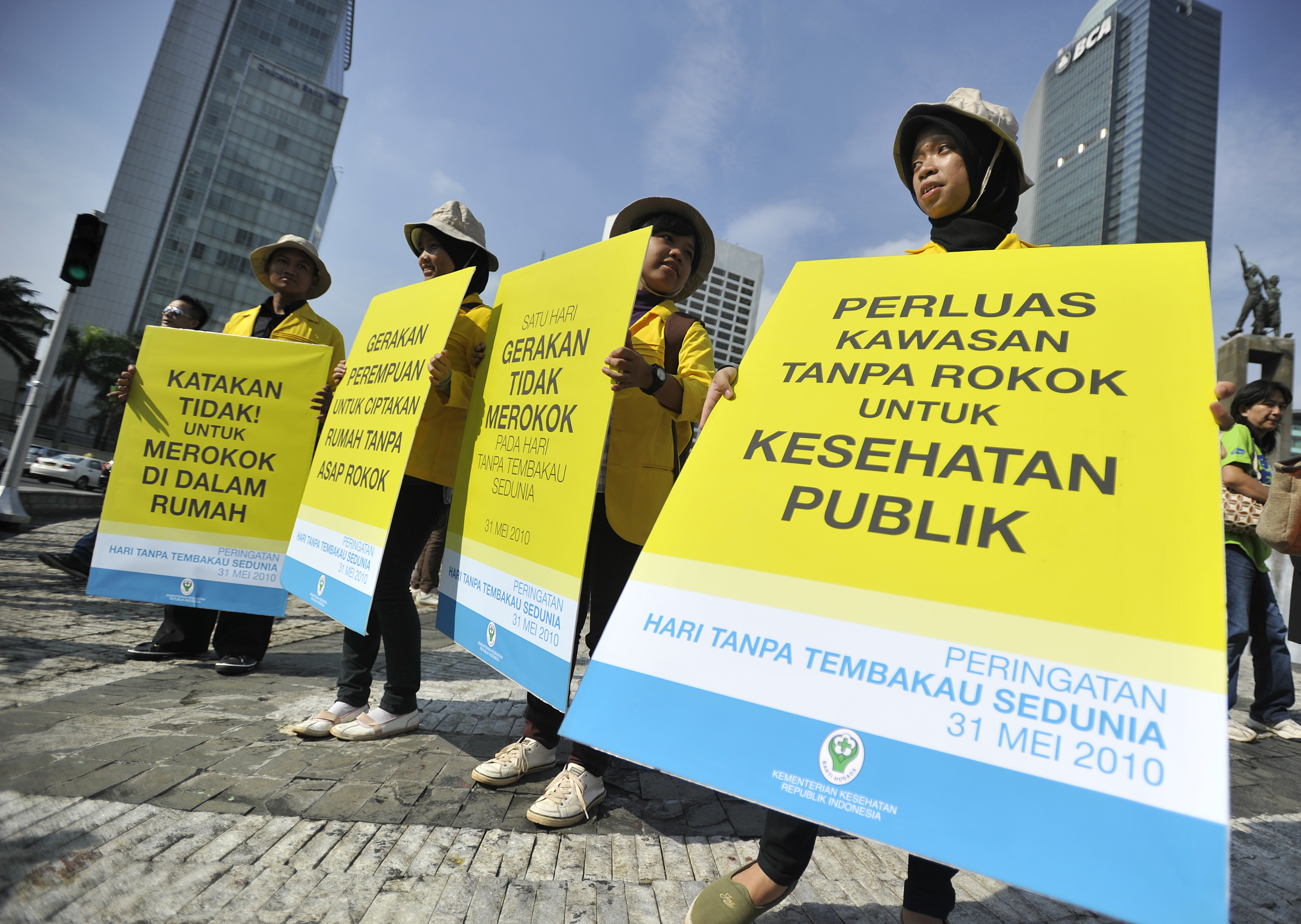 Sejumlah simpatisan membawa poster sosialisasi kawasan bebas rokok  di Bundaran Hotel Indonesia, Jakarta.