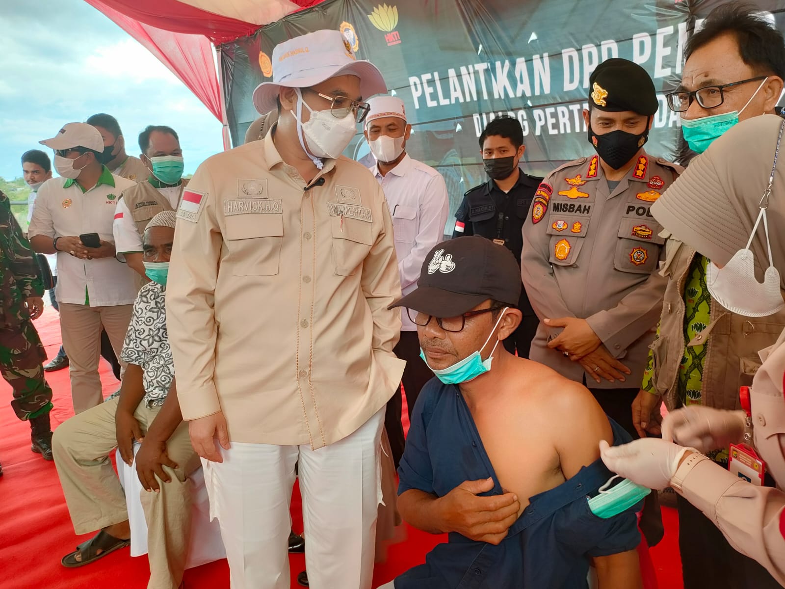 Wamentan Harvick Hasnul Qolbi menyaksikan kegiatan vaksinasi covid-19 untuk 100 petani di Banda Aceh, Rabu (8/9).