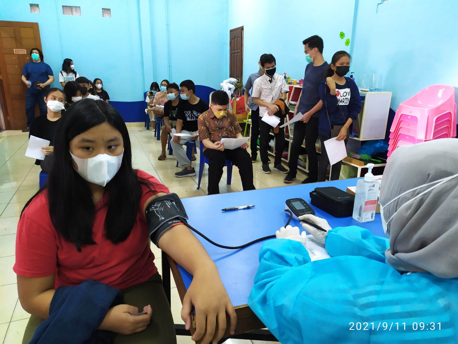 Pelaksanaan vaksinasi covid-19 dosis kedua di HKBP  Jatisempurna, Bekasi, Jawa Barat, Sabtu (11/9)